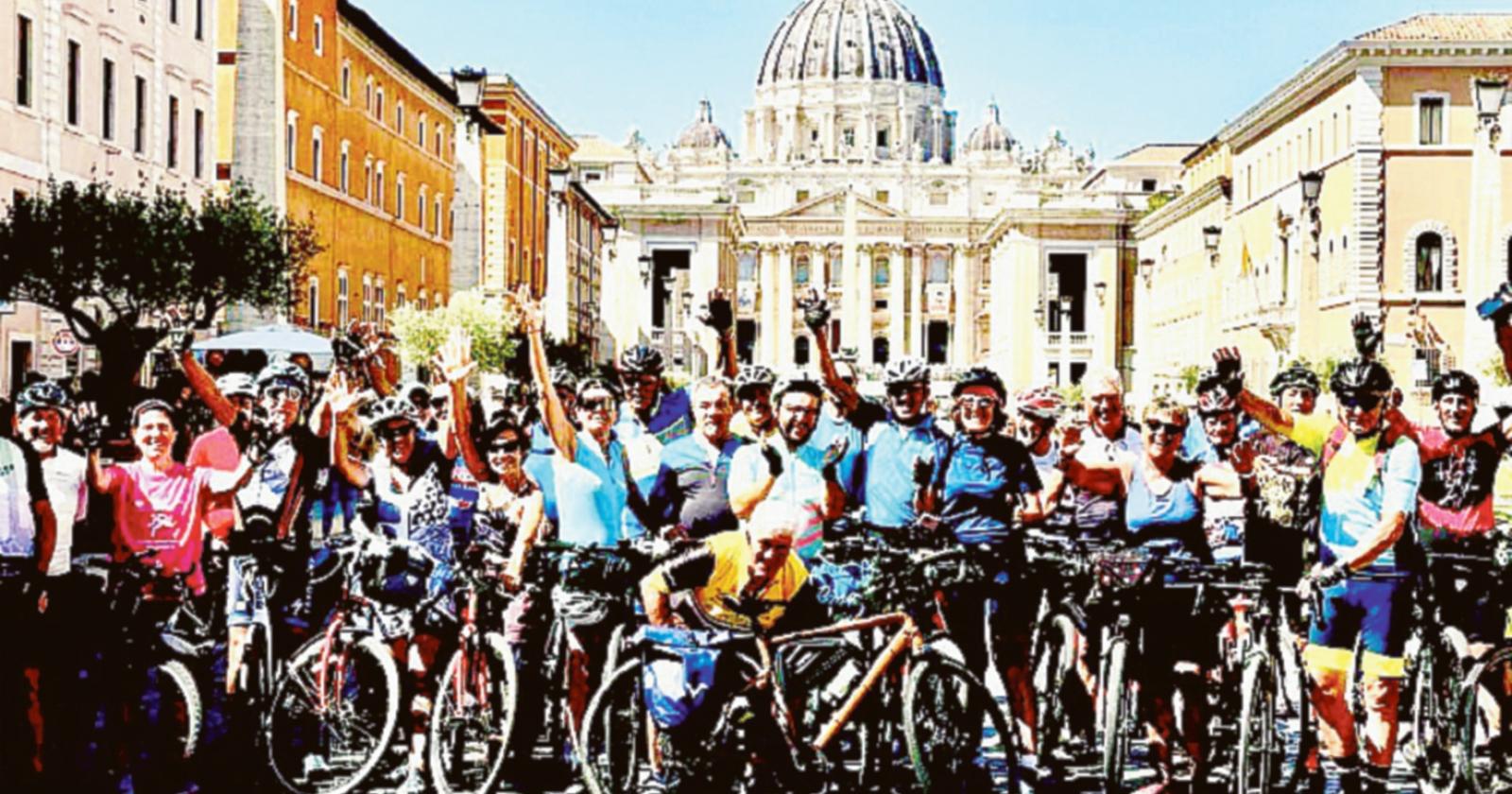 Leone XIV saluta i ciclisti polesani