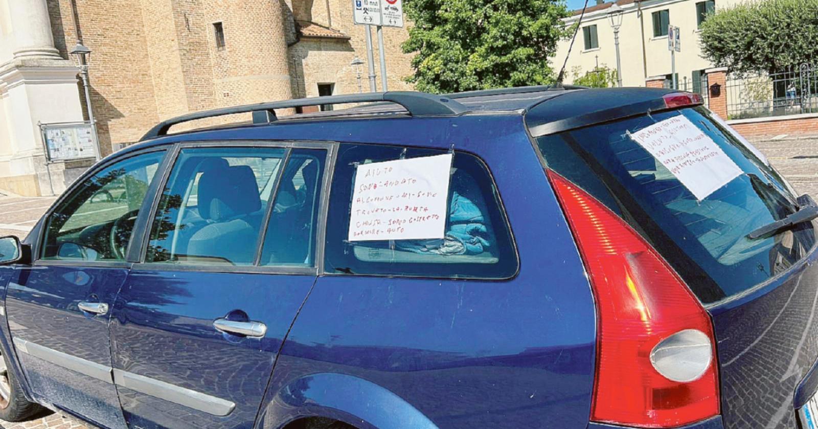 Anziano vive in auto 