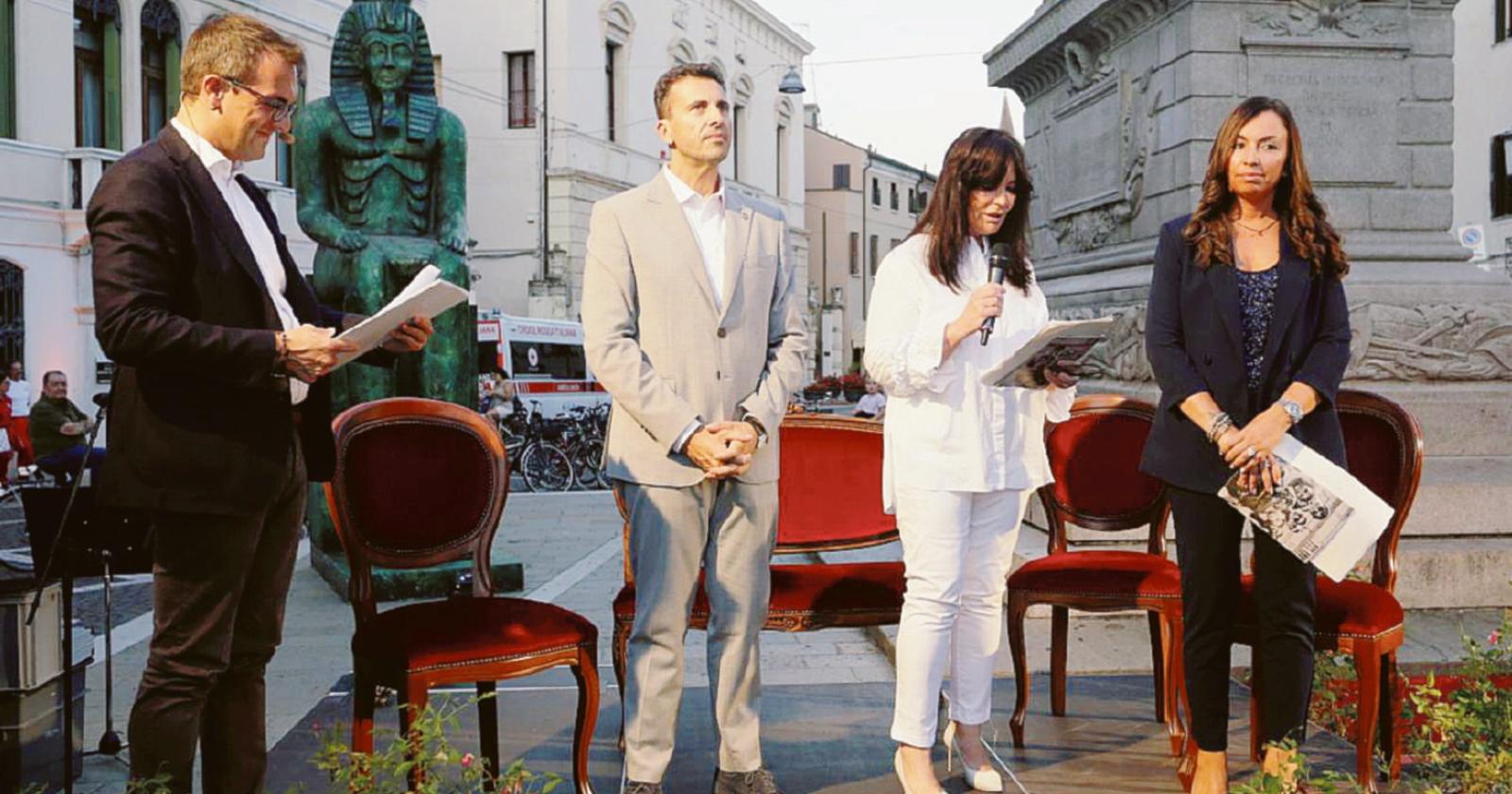 Il teatro Sociale scende in piazza