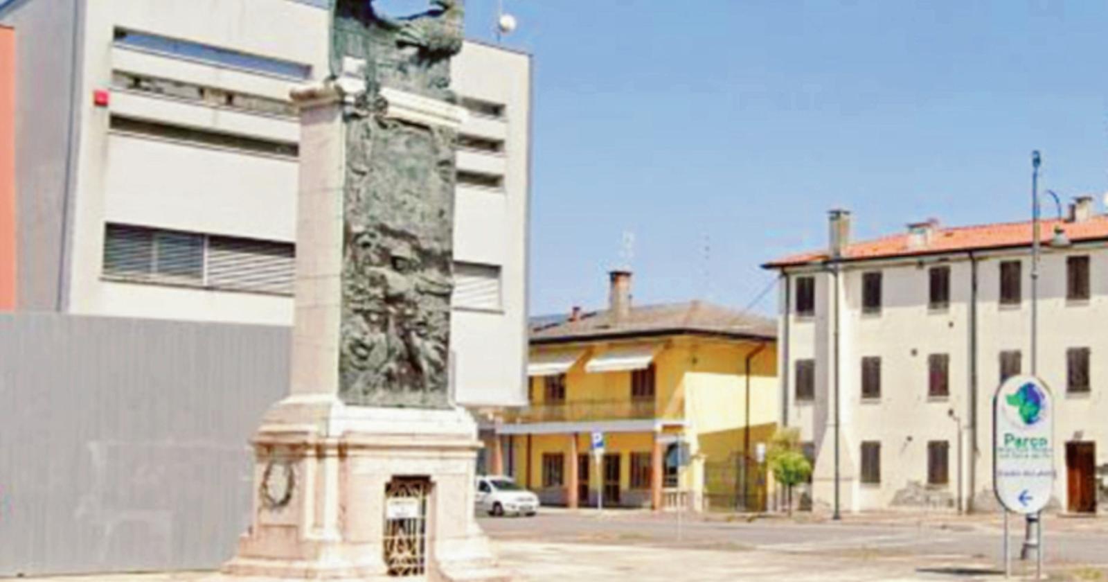 Basta auto sul monumento