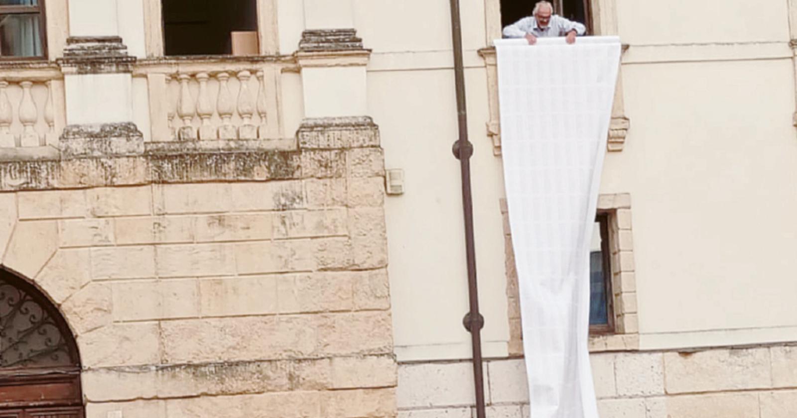 Lenzuolo con i nomi dei bimbi morti