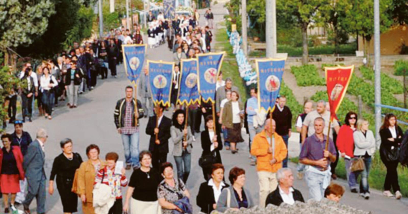In processione dieci anni dopo