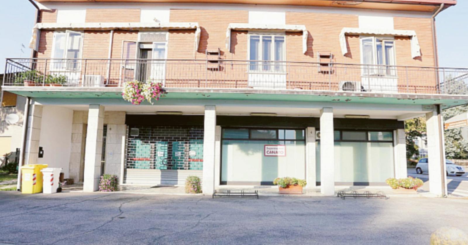 La storica bottega abbassa la serranda per l'ultima volta