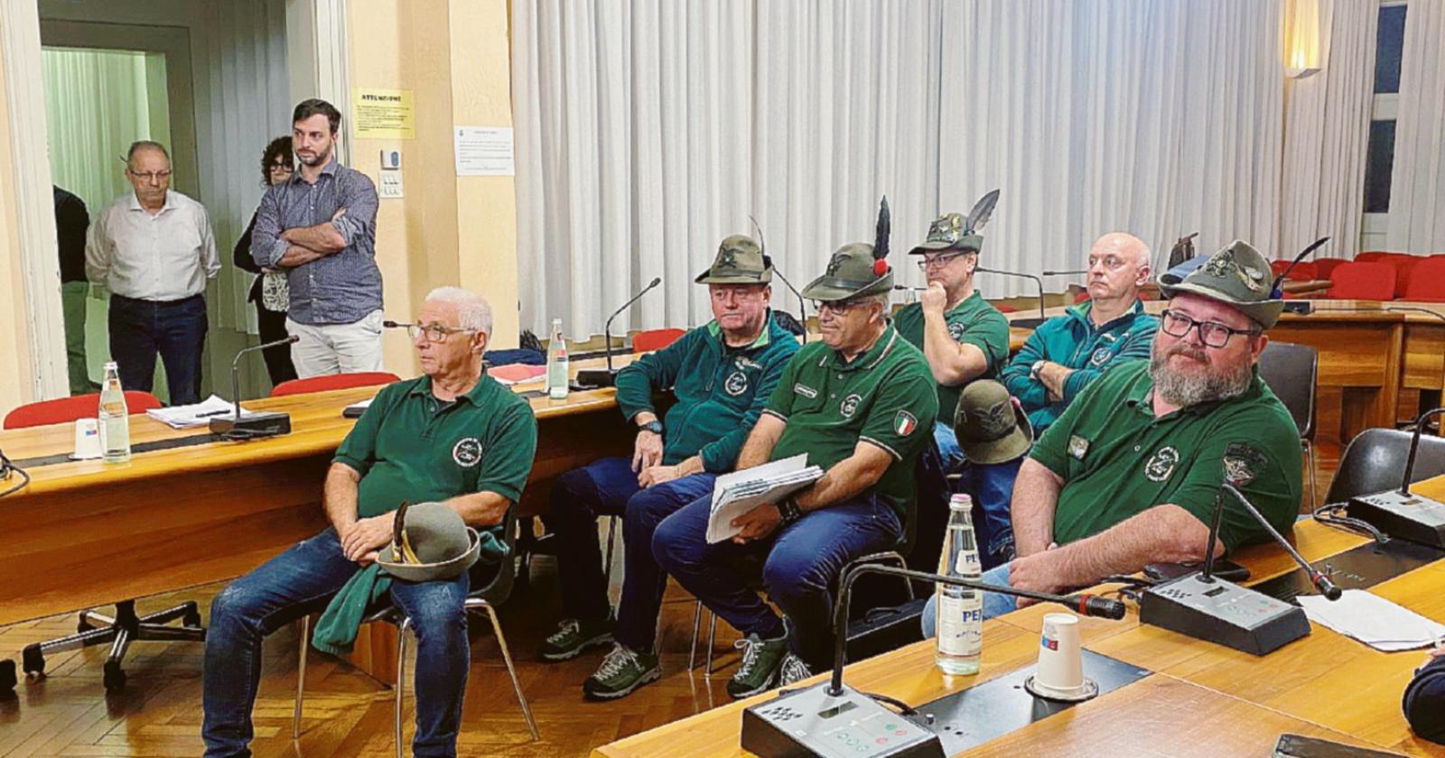 Alpini in aula, esce la minoranza