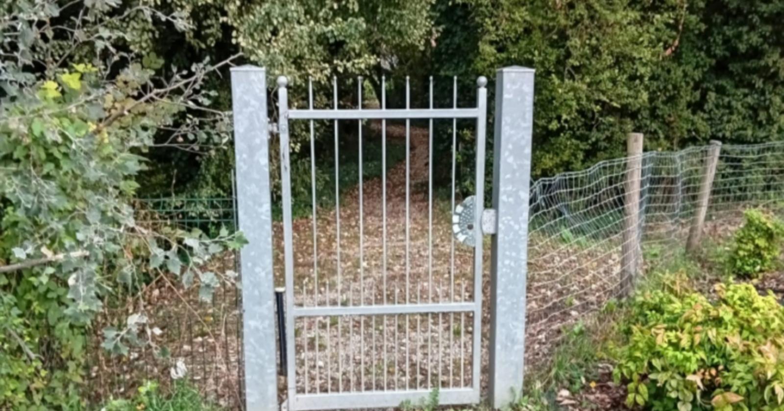 Un cancello, un bosco e una ciclabile insicura
