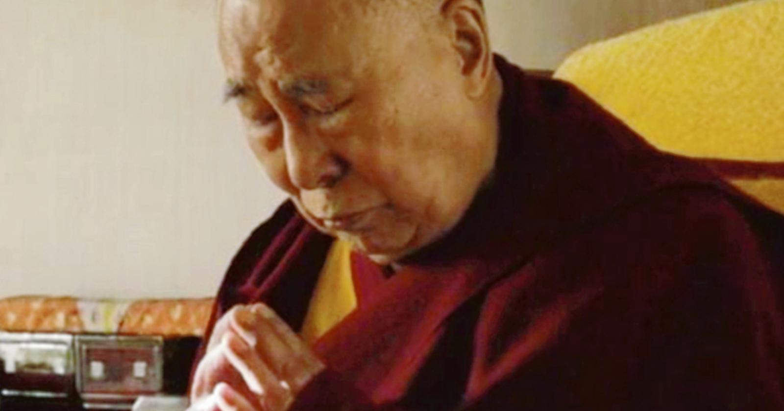 Dalai Lama e bagno di suoni in sala