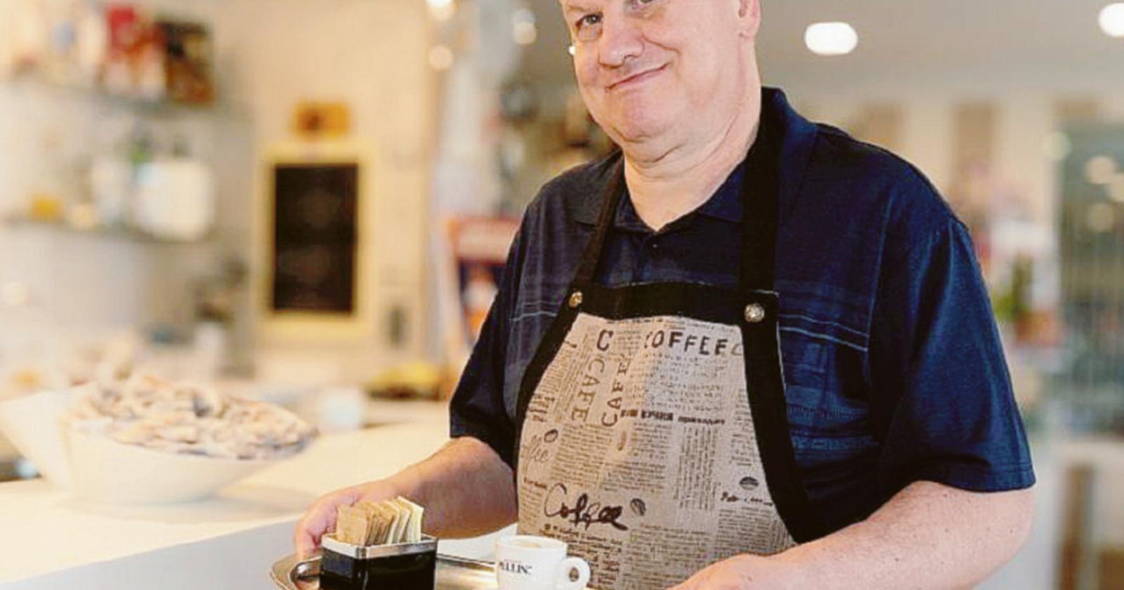 Un cameriere speciale al bar