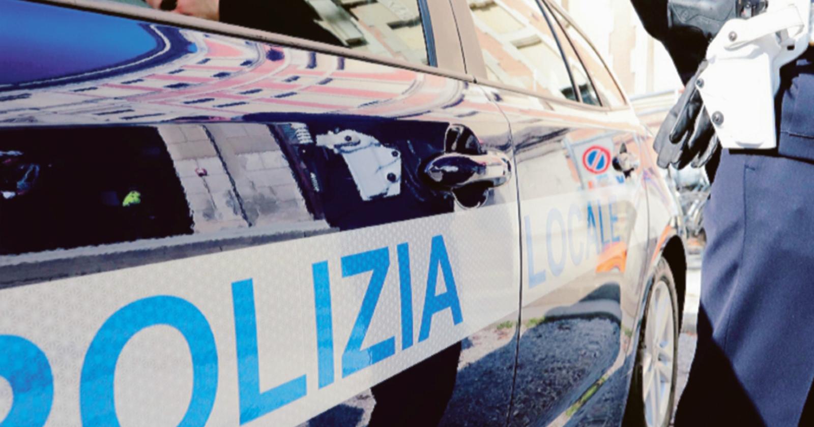 Popò contro l’auto di servizio: condannato