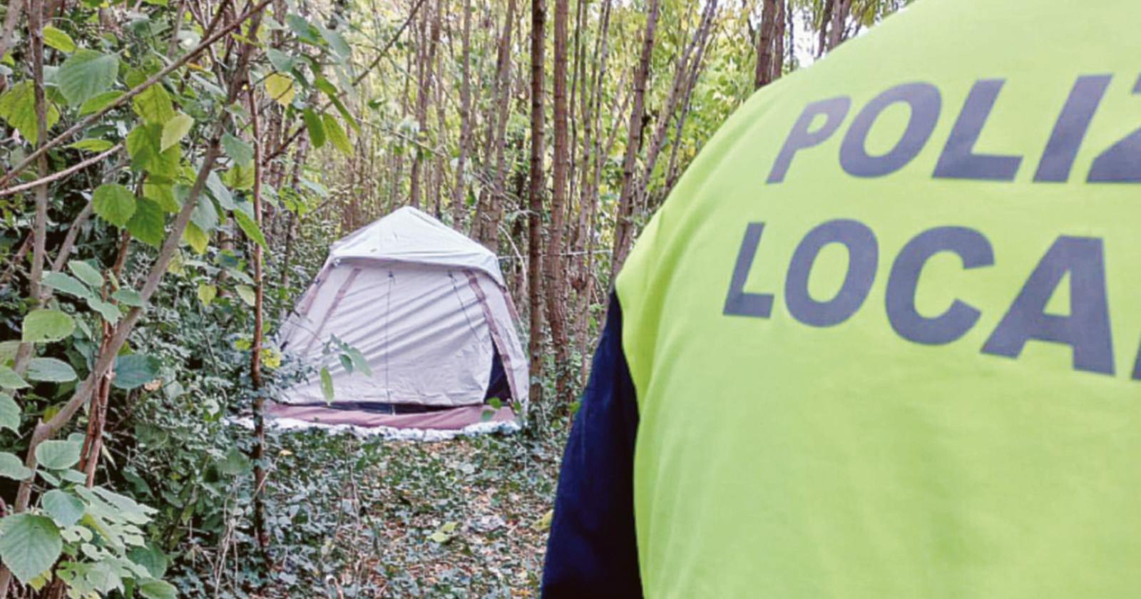 Si era accampato in ciclabile