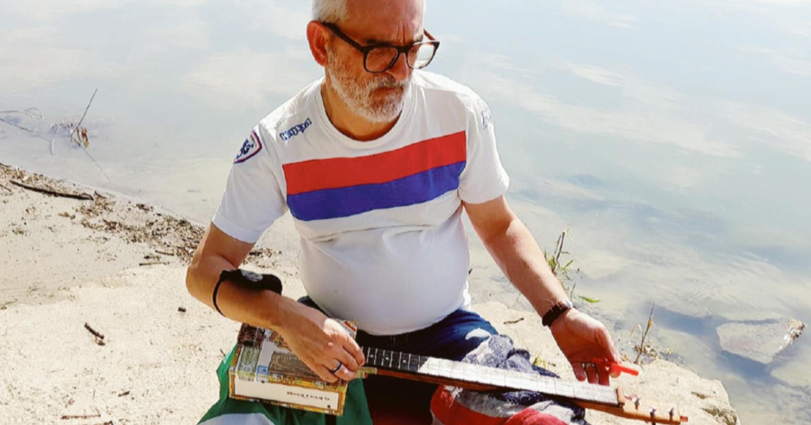 Con le scatole vuote crea strumenti jazz