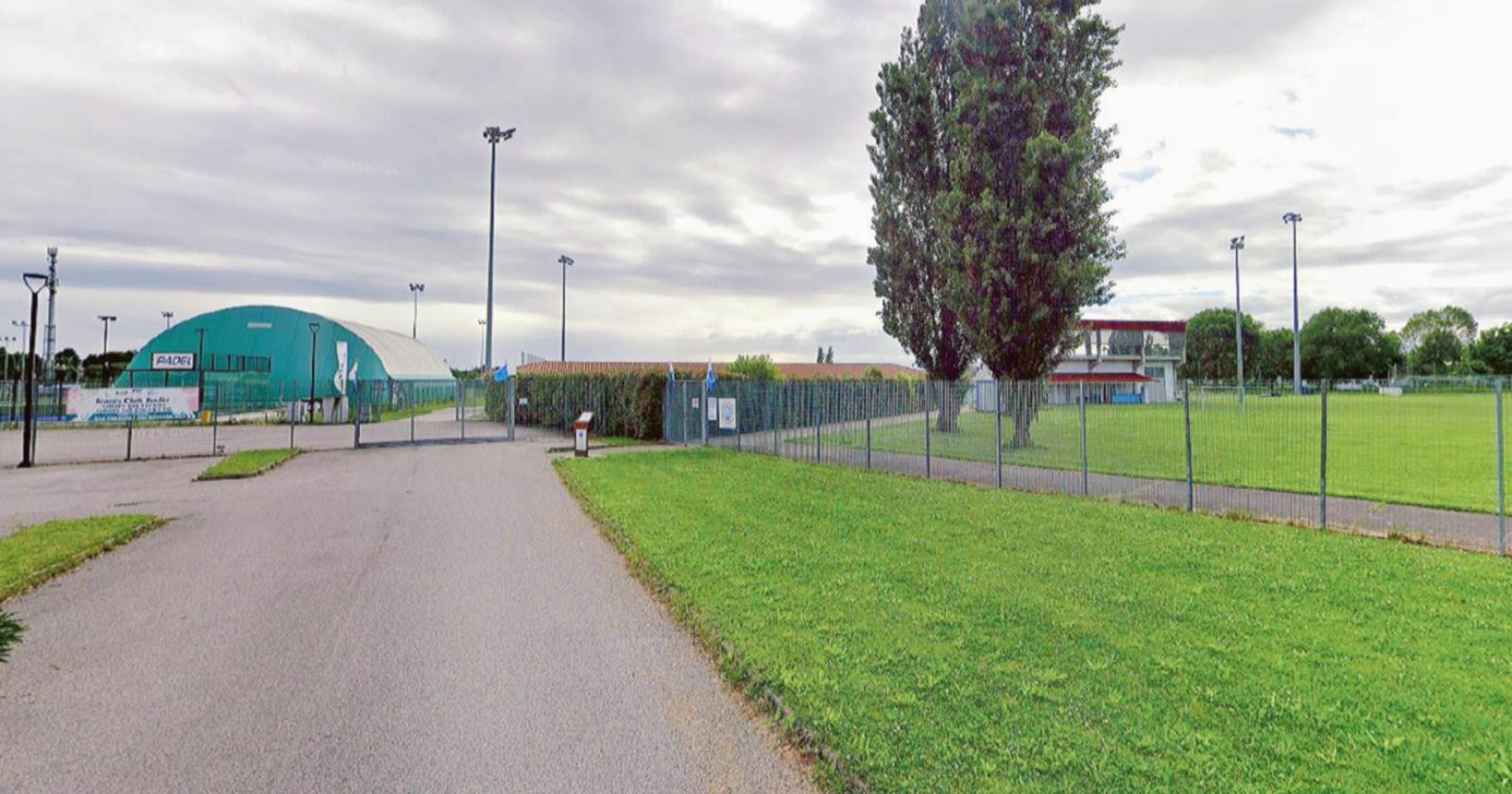 Il campo da calcio alla società di casa