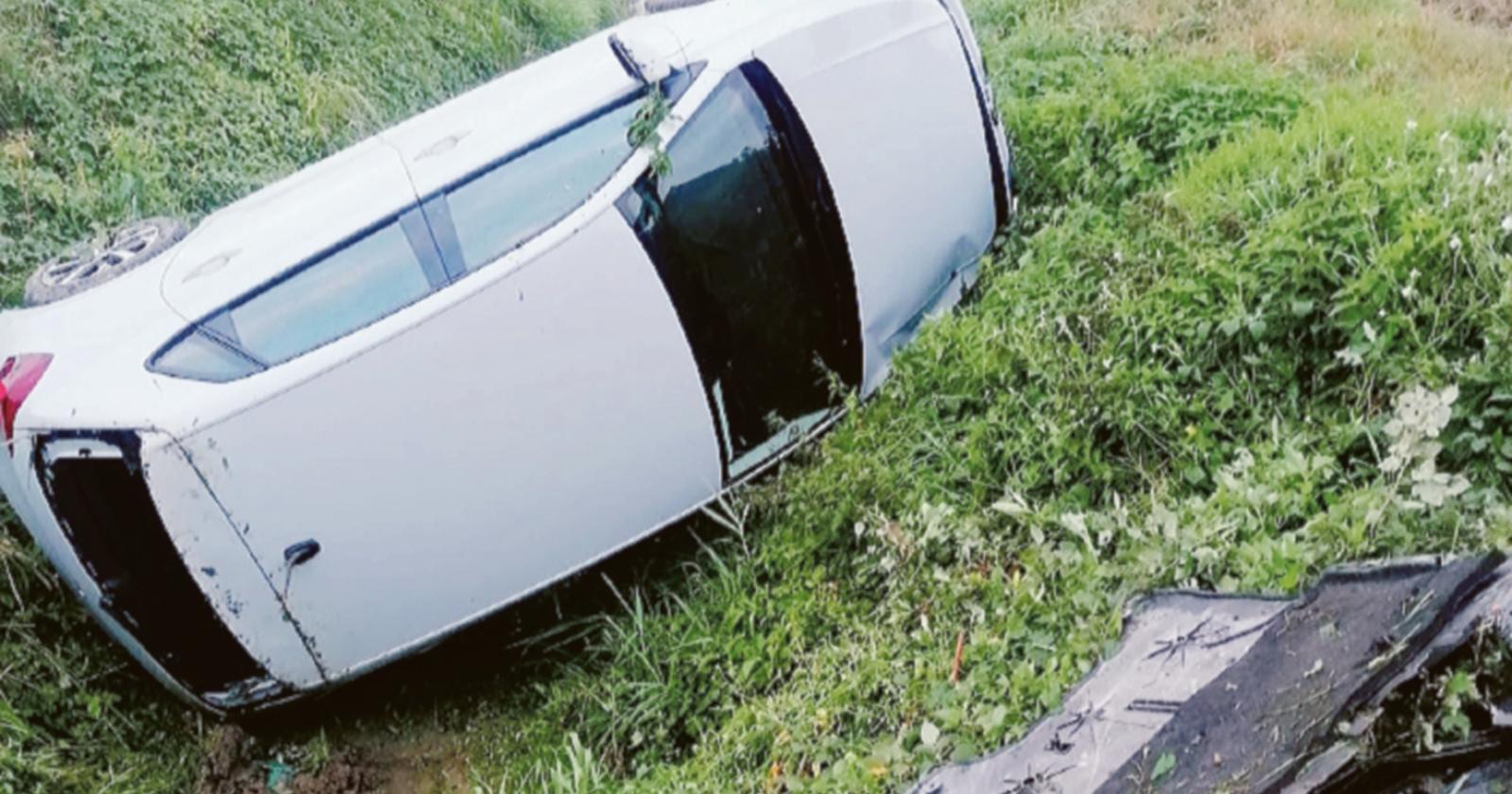 Carambola nel fosso nella strada pericolosa