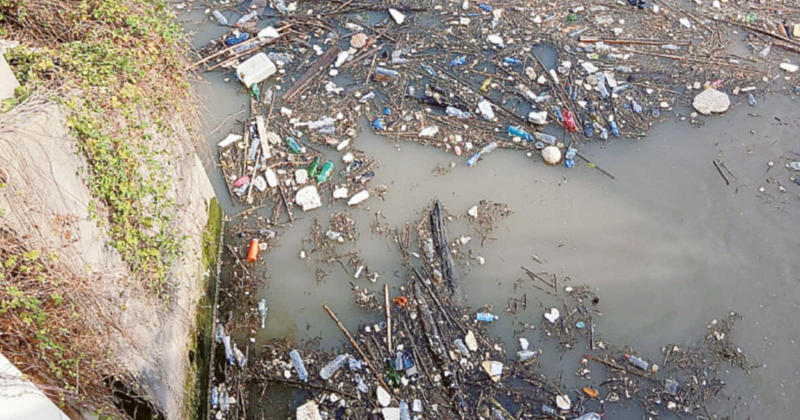 Su la chiusa, rifiuti verso il mare