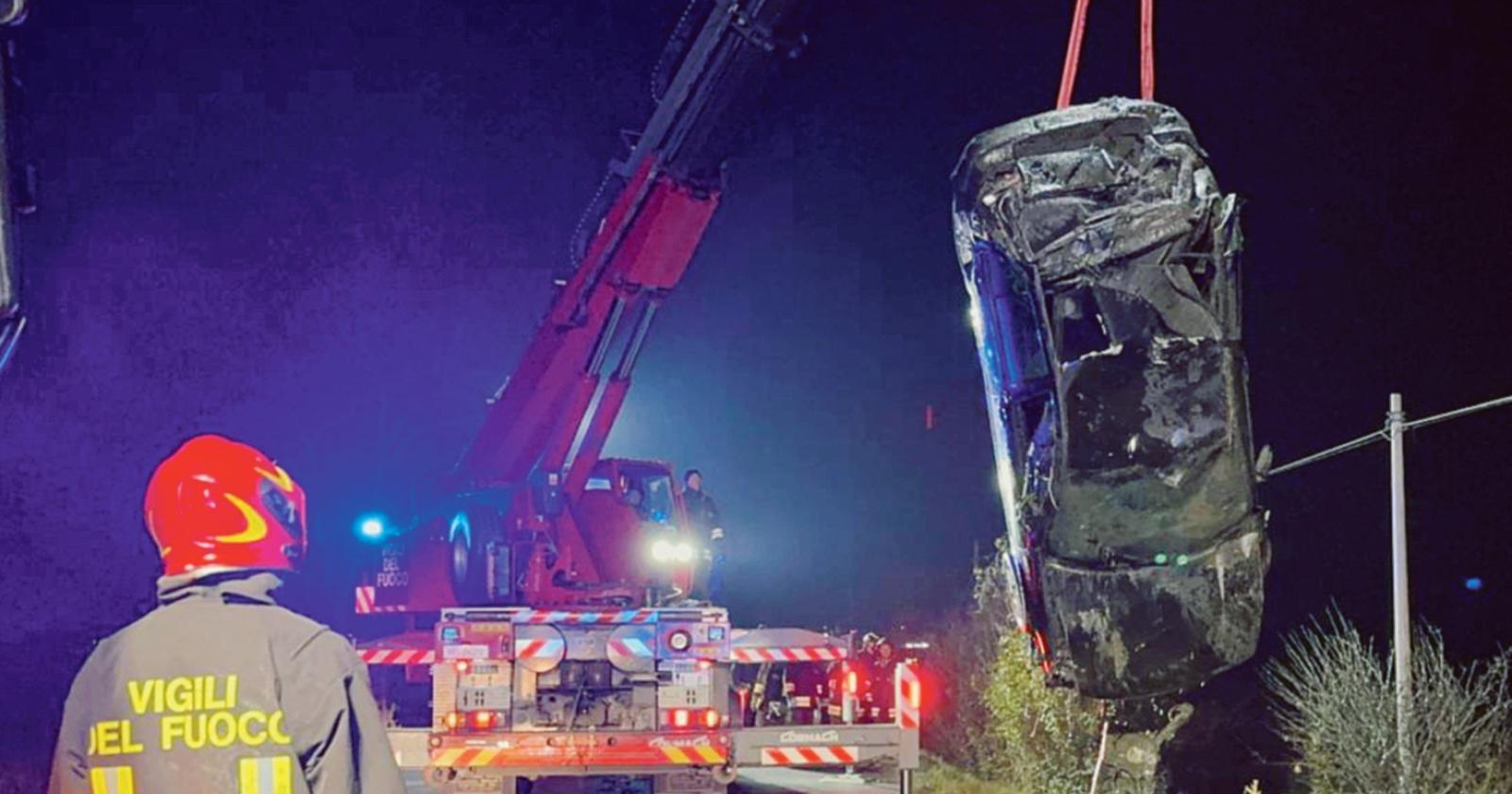 Auto nel canale, due feriti gravi