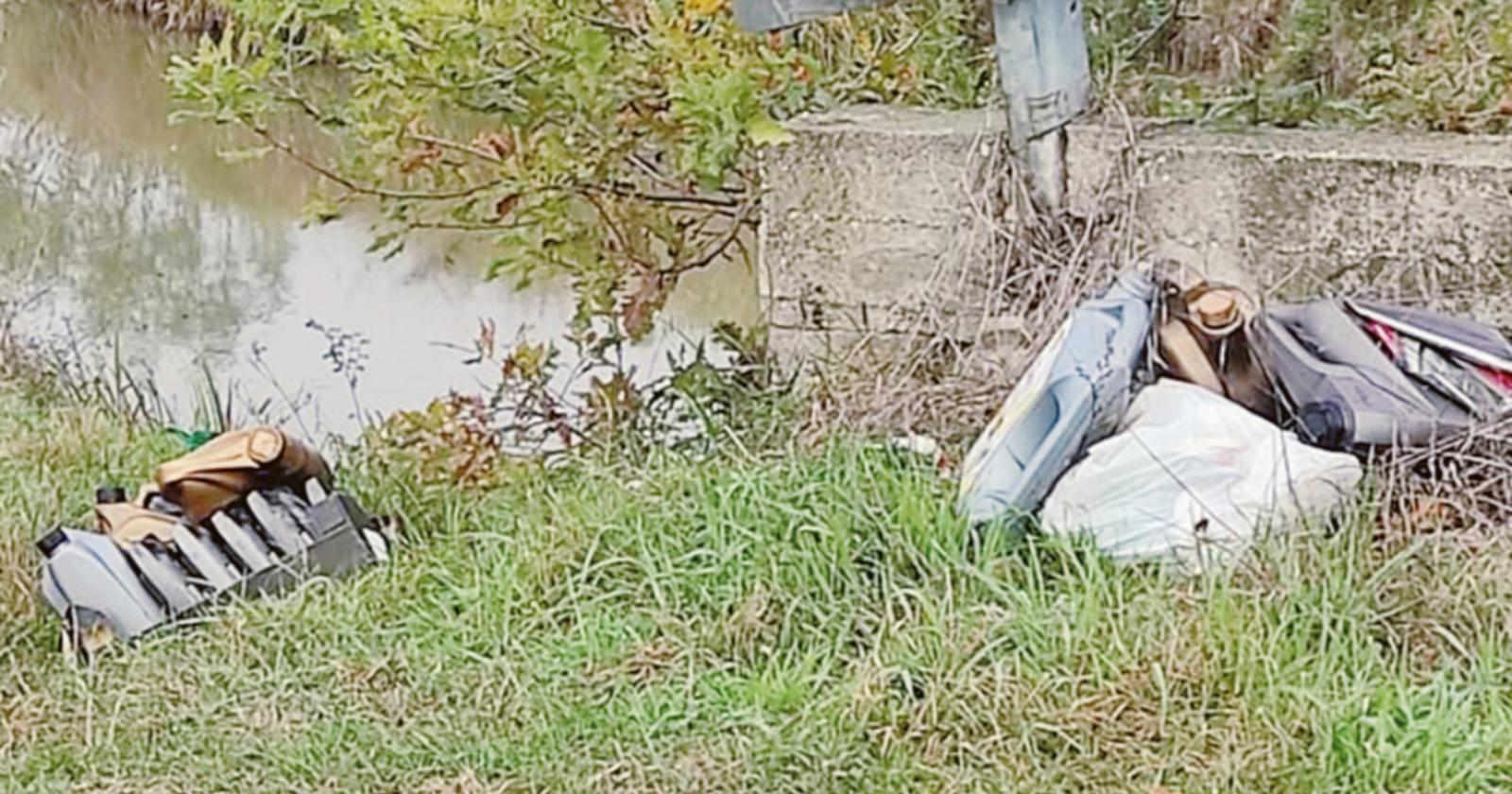 Ecovandali lanciano rifiuti in canale