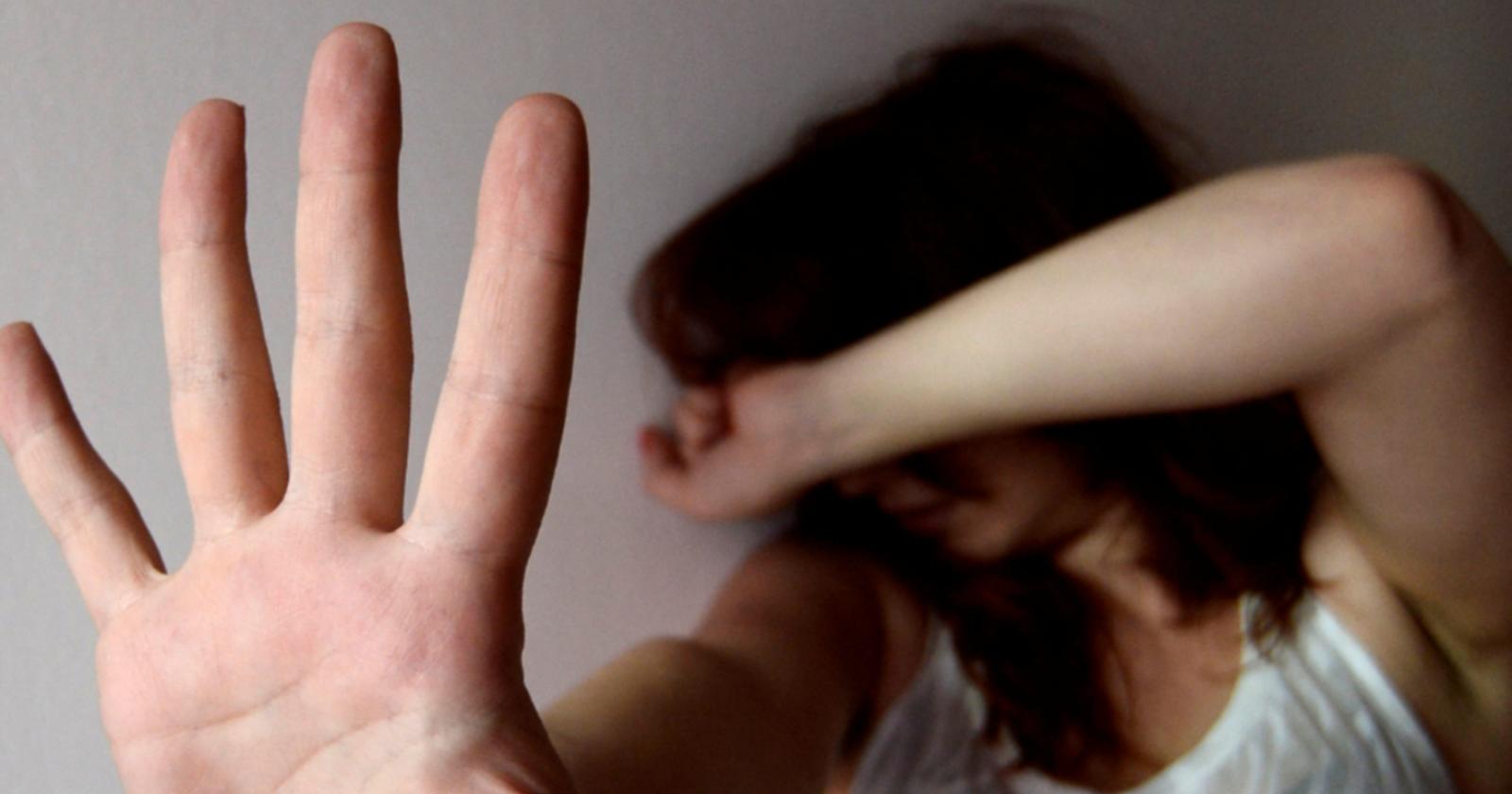 La cena non è pronta, giù botte