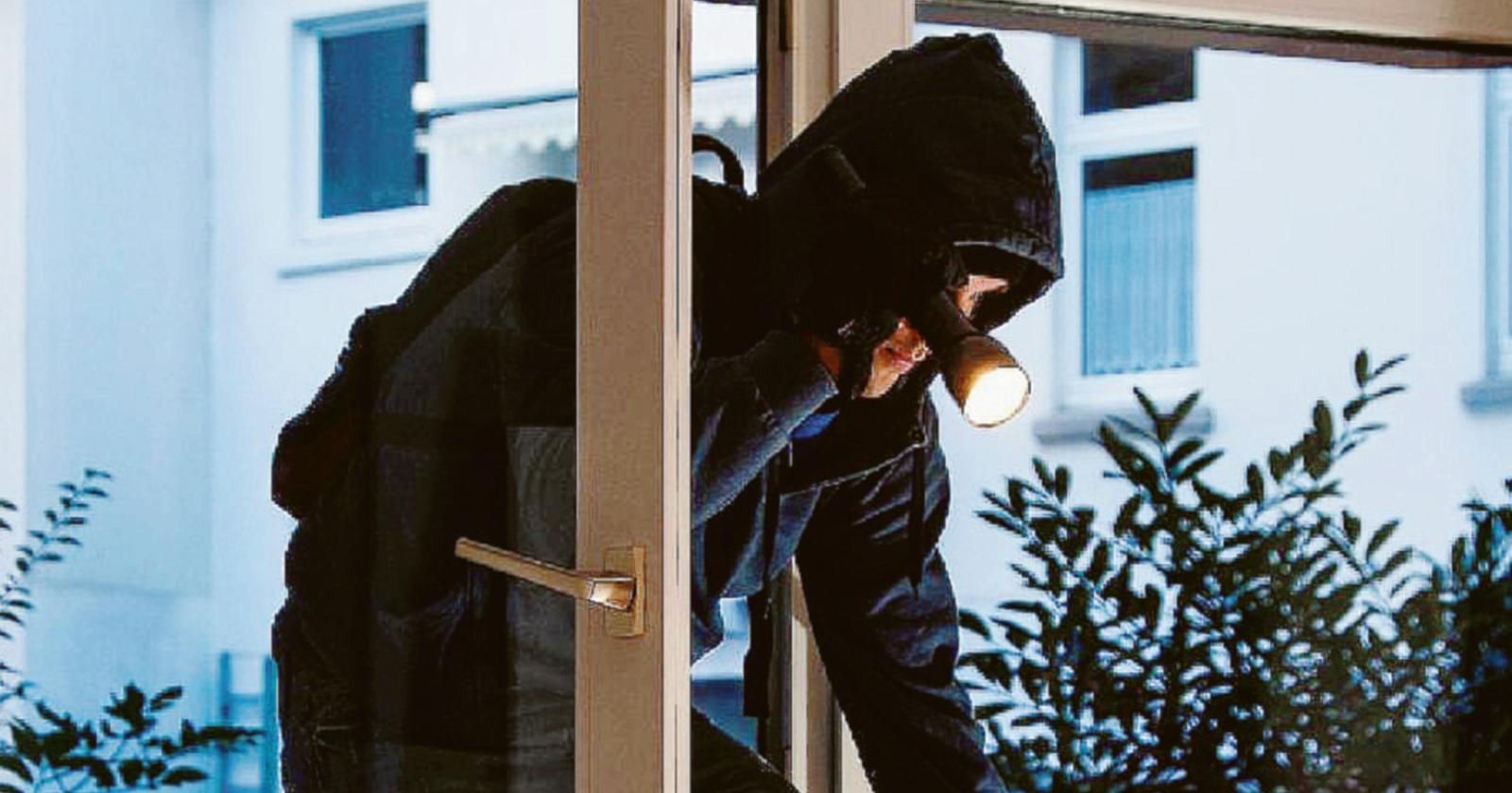 Spaccano le finestre ed entrano