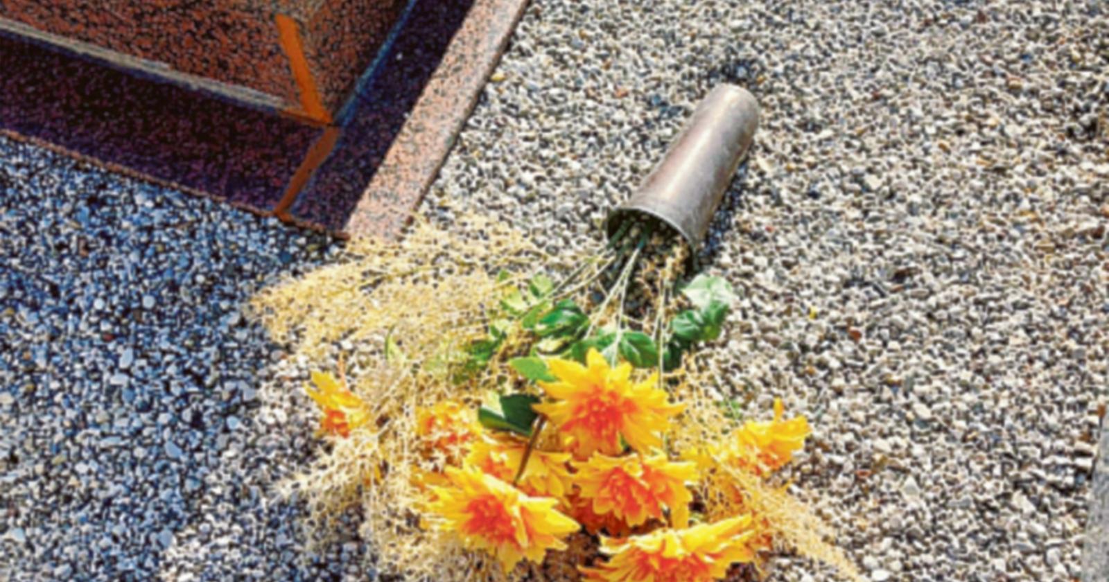 Raid al cimitero, tombe danneggiate