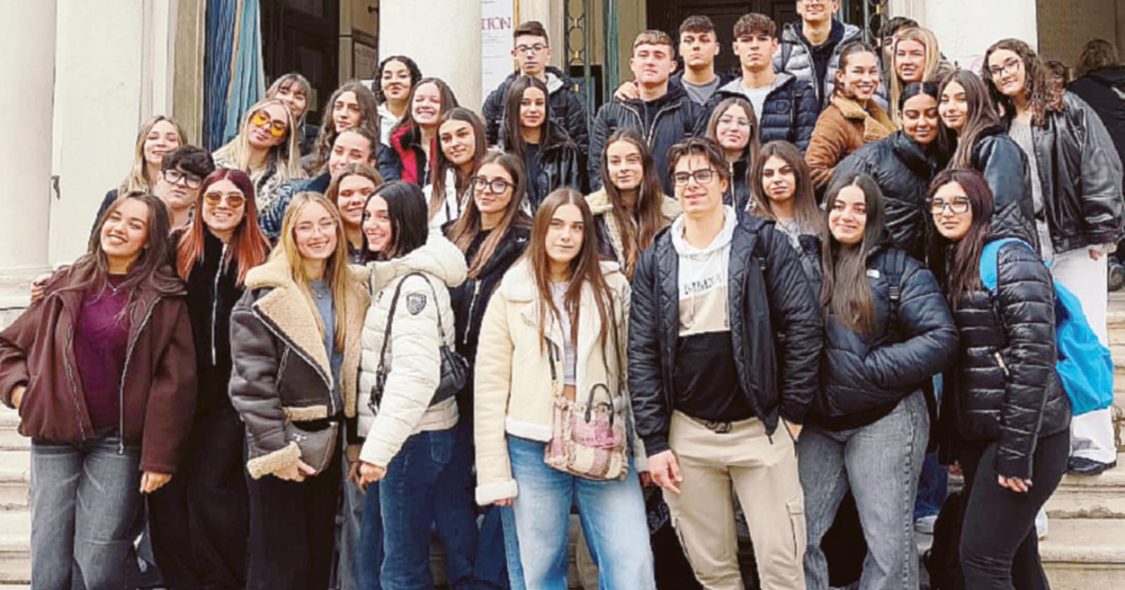 E’ la magia del teatro. Dal vivo