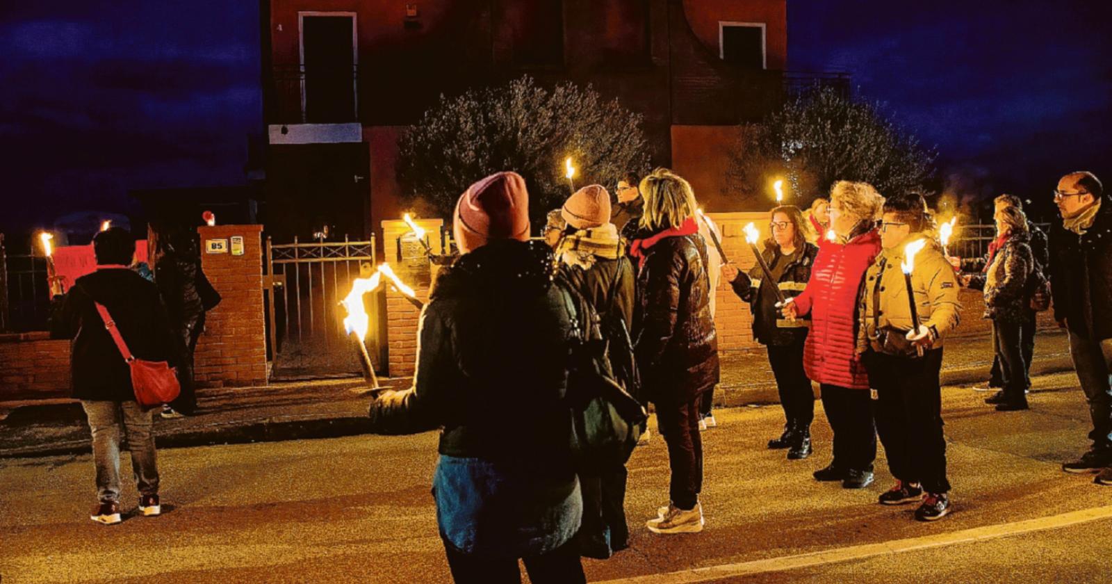 Una fiaccolata per dire “basta”