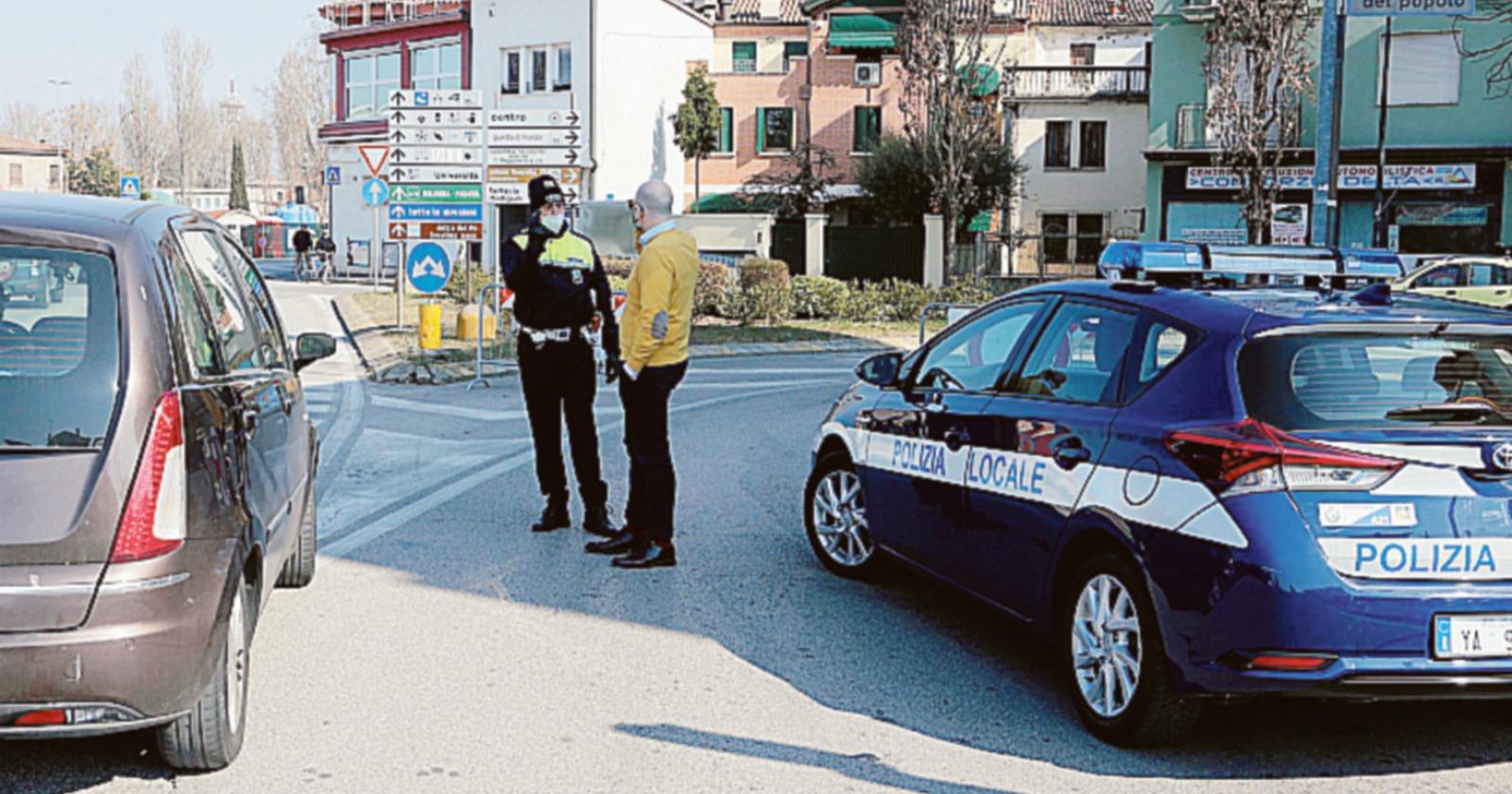 Asta di bici e le auto in garage