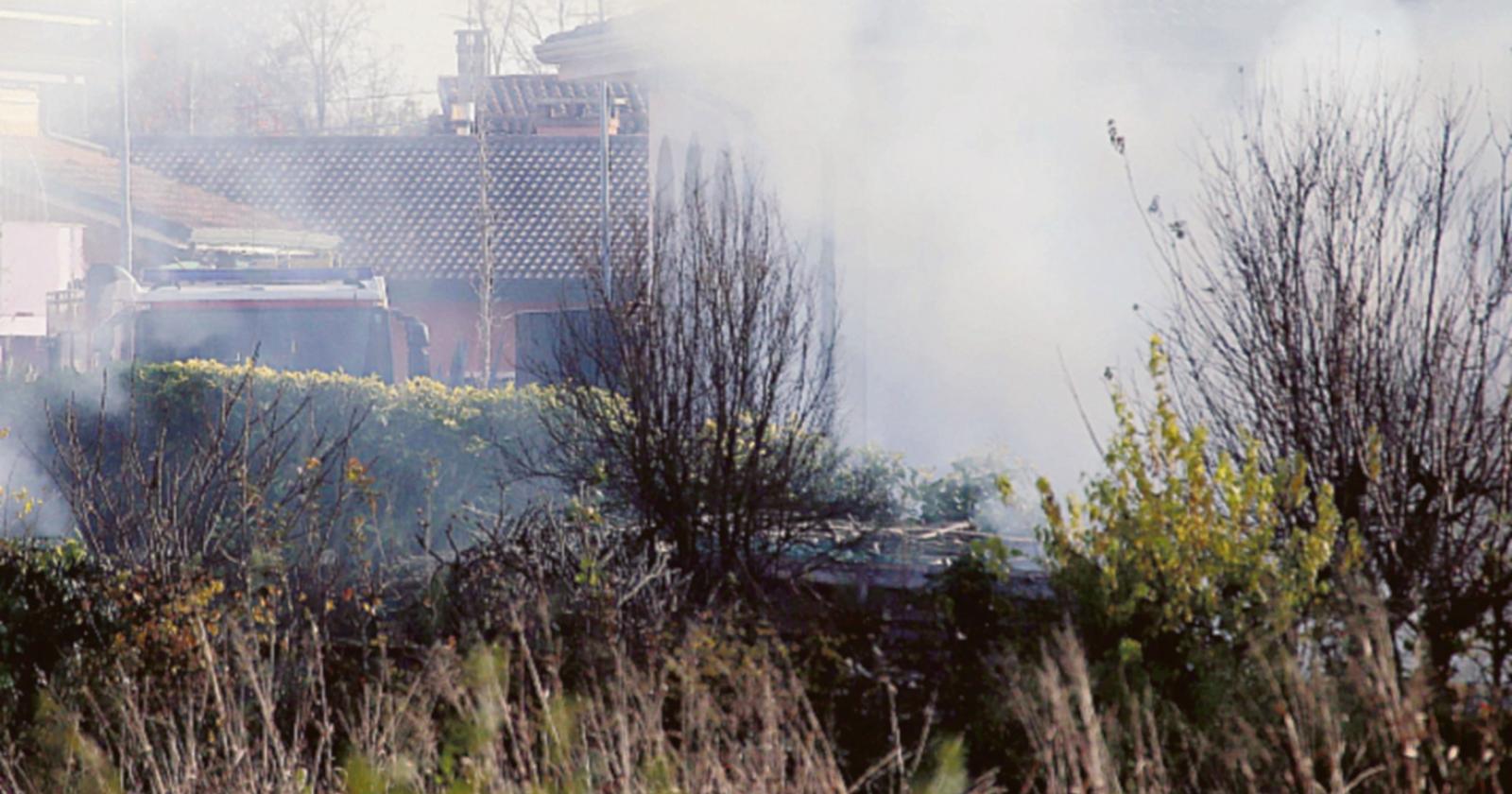 Va a fuoco la legna: fumo e paura arrivano i pompieri