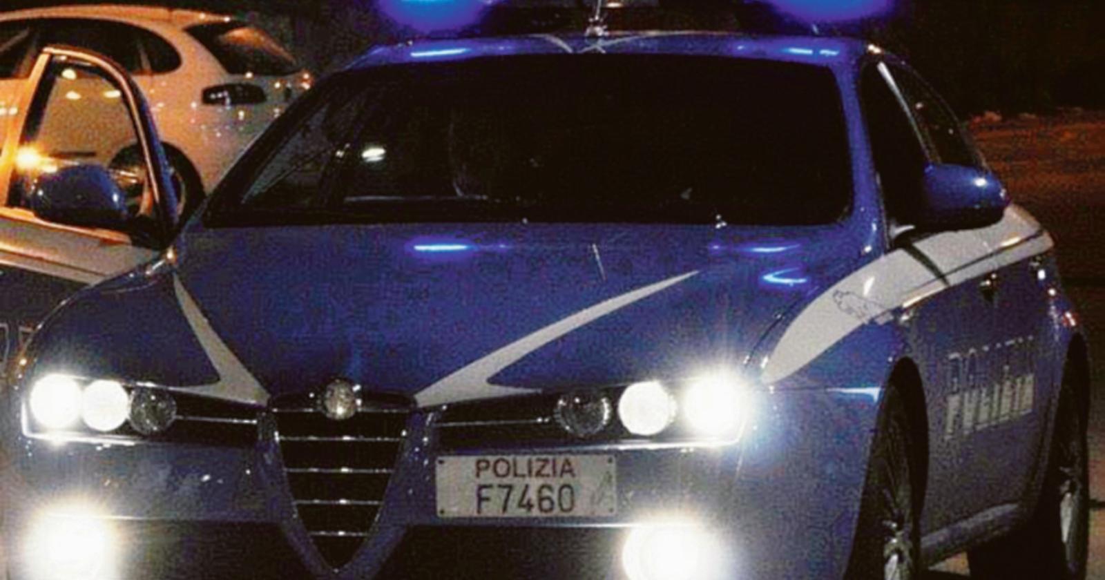 Danneggia addobbi e arredi viene denunciato e cacciato