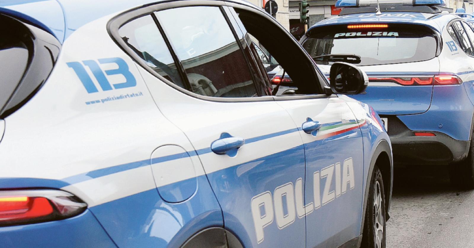 Gli riga l’auto e lo prende a pugni