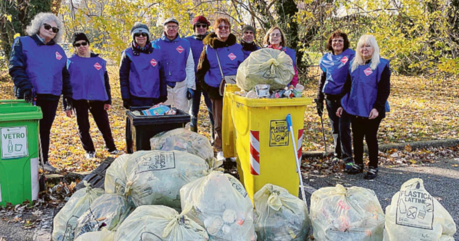 Tre quintali di rifiuti in 2 ore I sacchi nascosti tra gli alberi