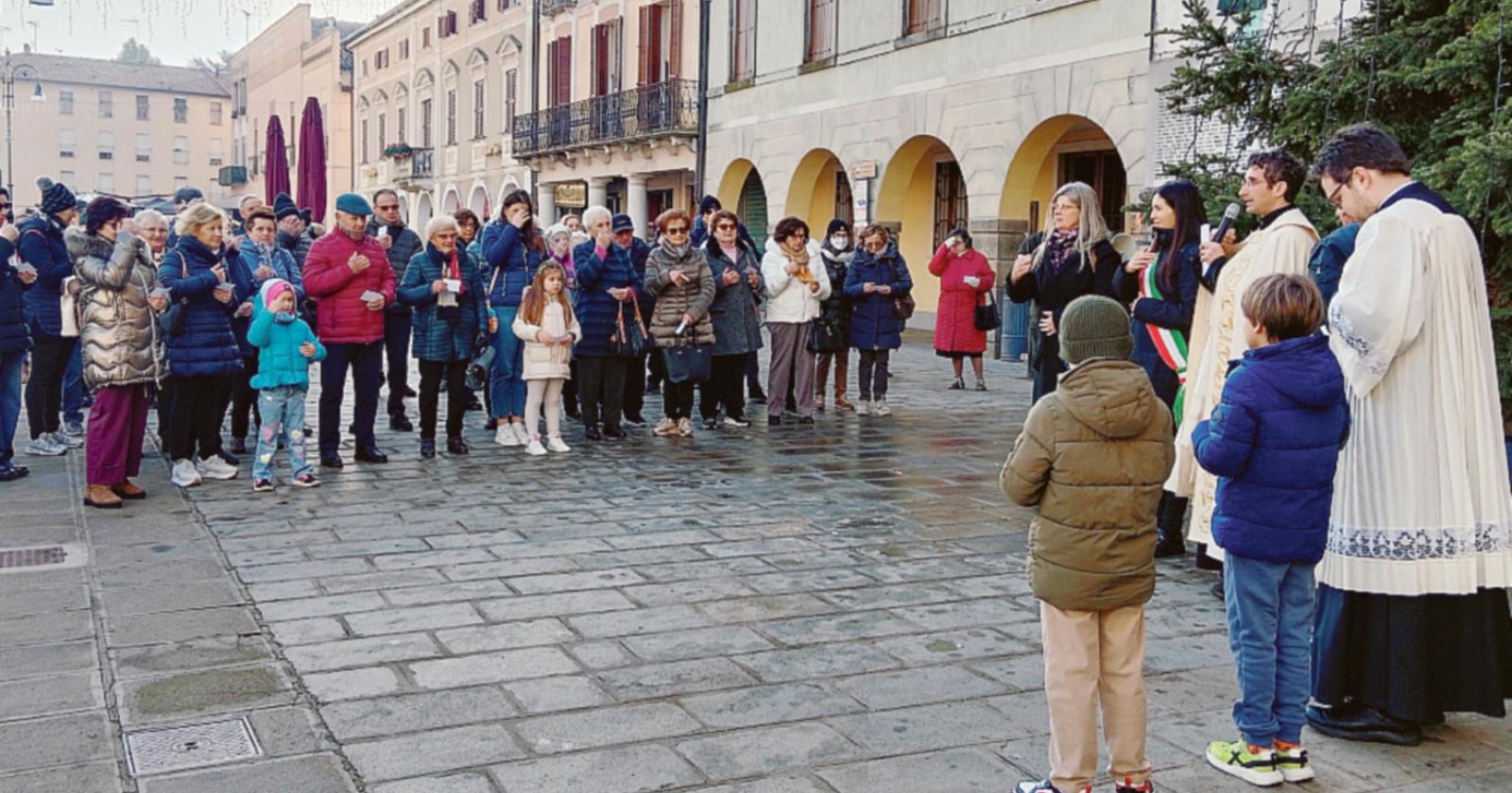 L’infiorata riempie la piazza