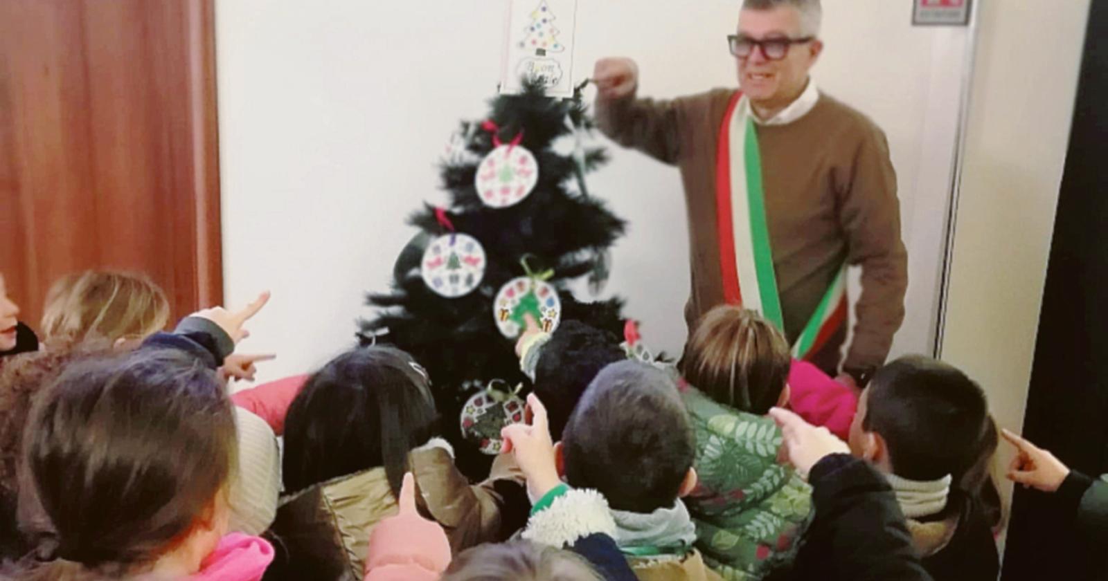 Il municipio “vestito” a Natale