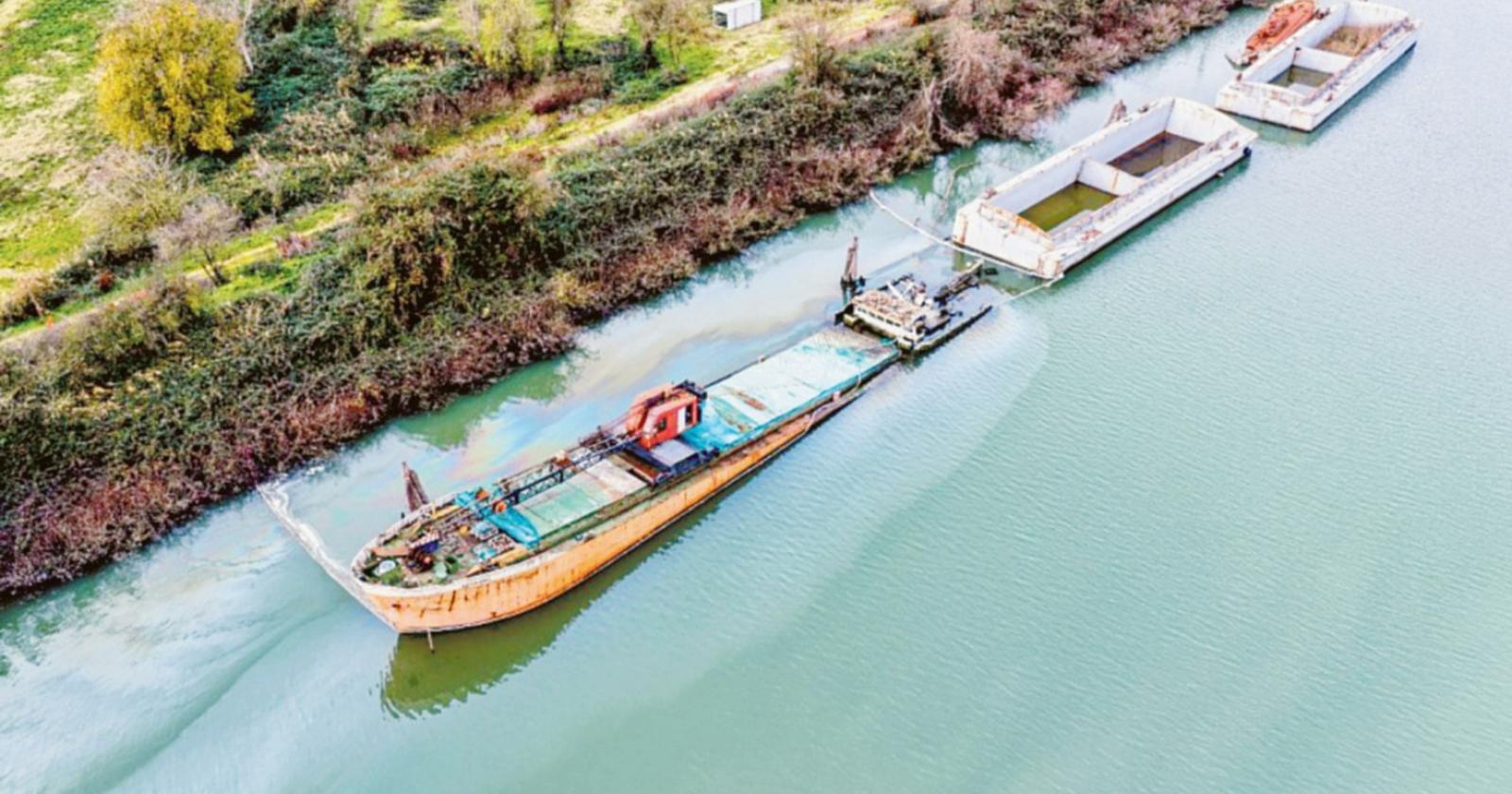Nave abbandonata, è allarme