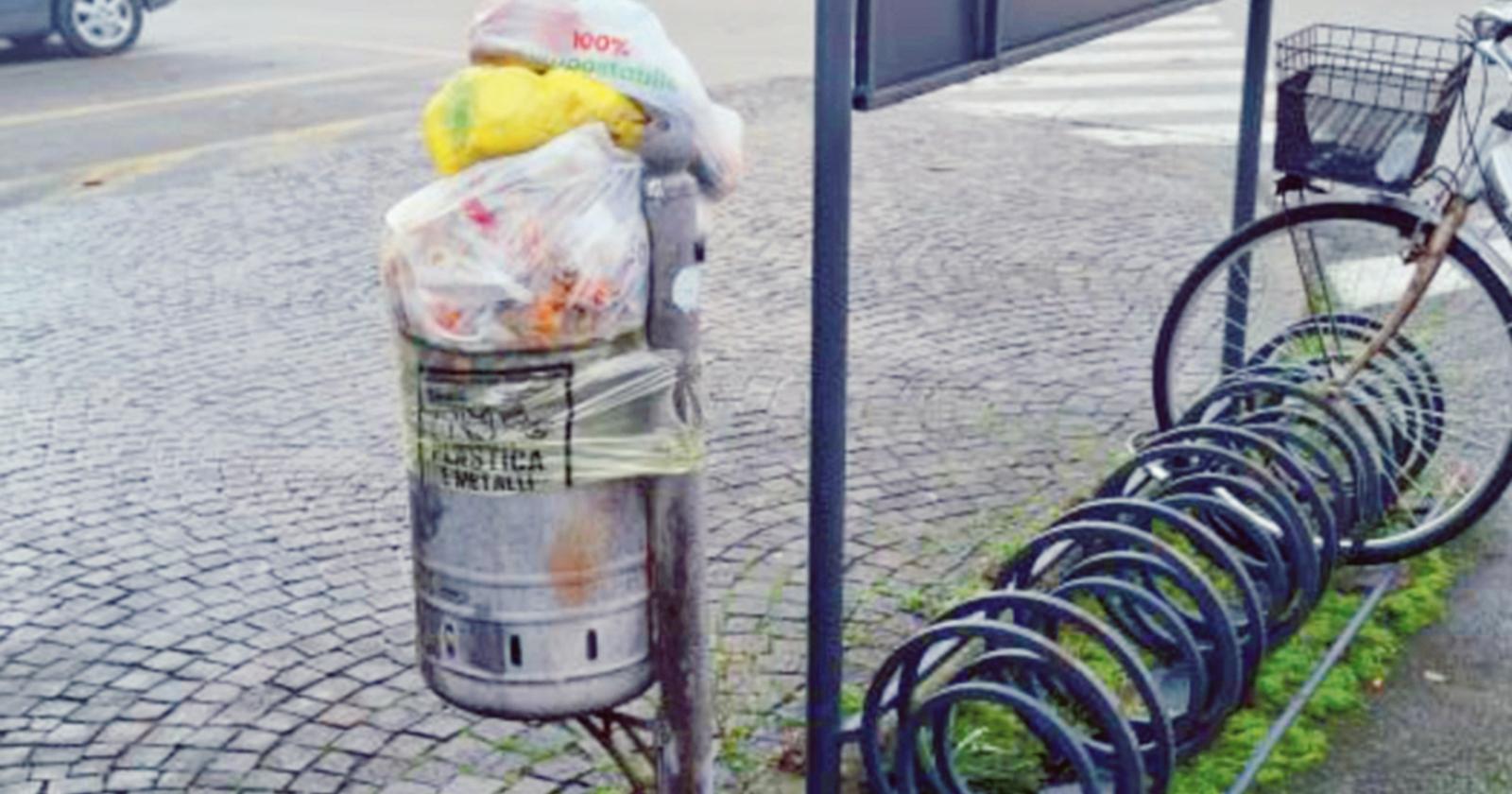 Bottiglie vuote e spazzatura in centro: “Il corso scambiato per una discarica”