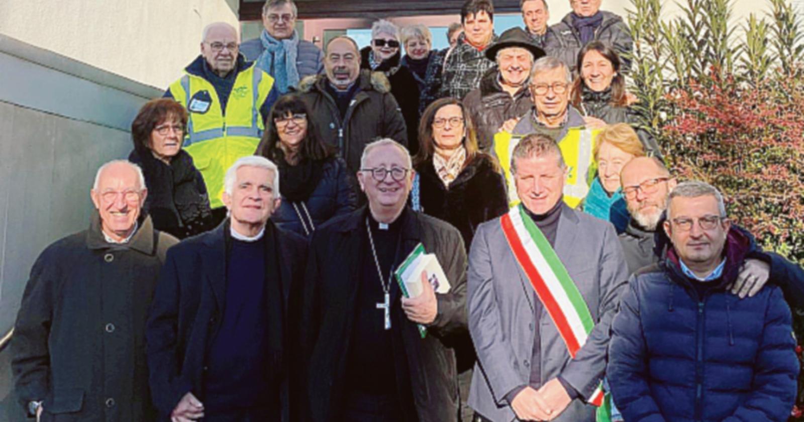 Monsignor Pavanello benedice le associazioni 