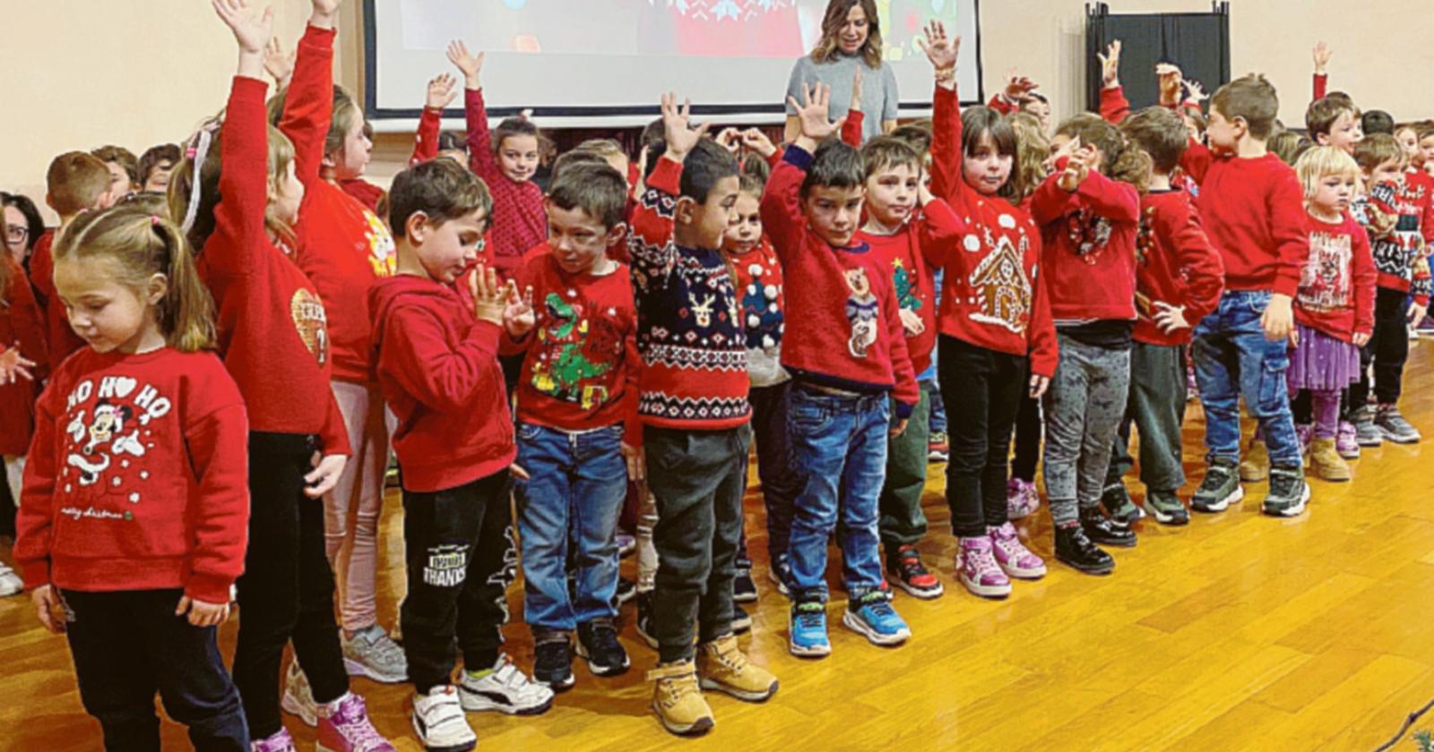 I bimbi cantano per i nonni 