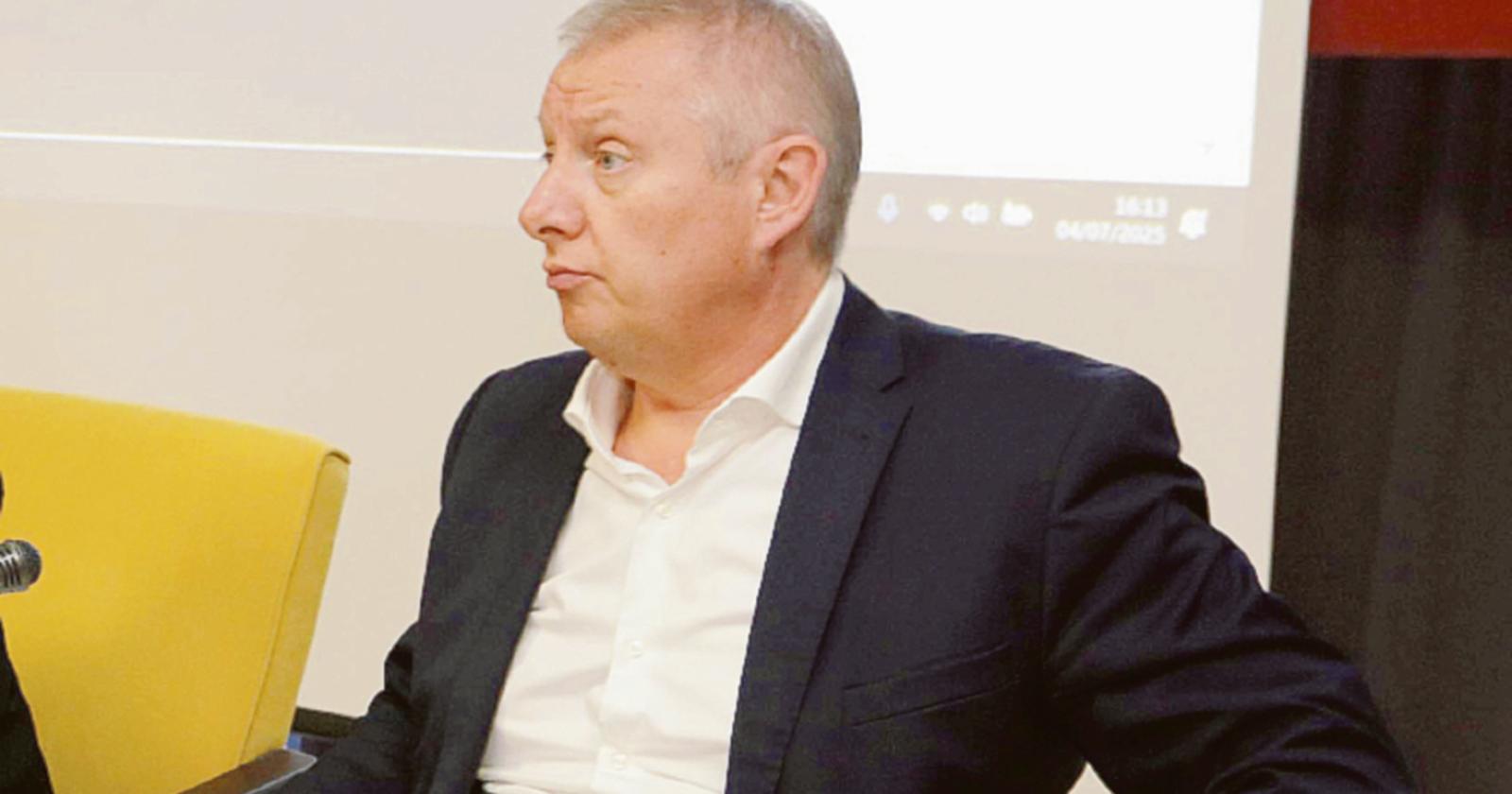 Il presidente lascia la carica