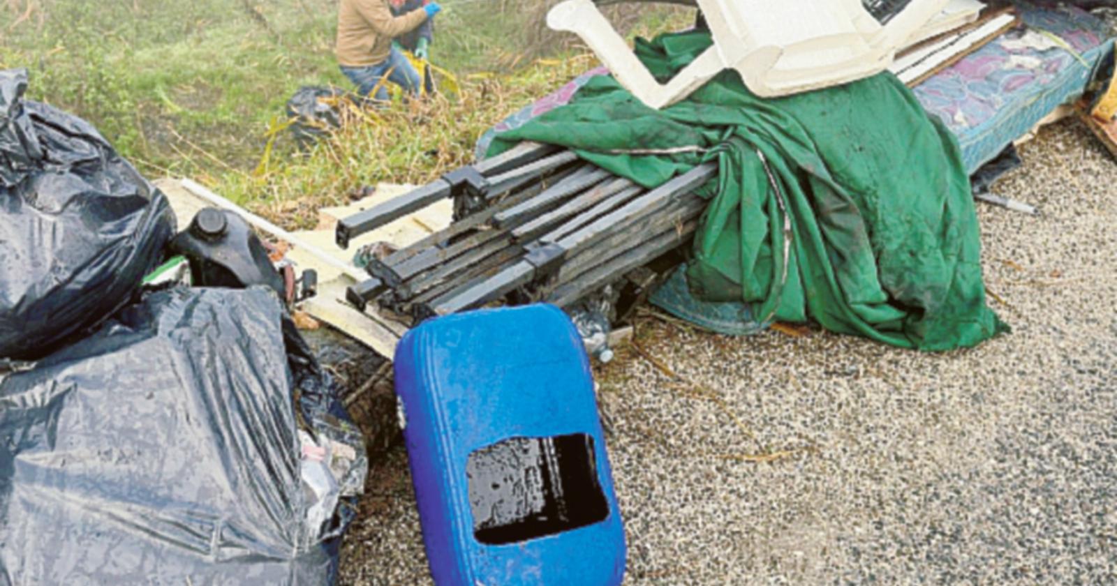 Argini invasi dalla plastica e dai rifiuti 