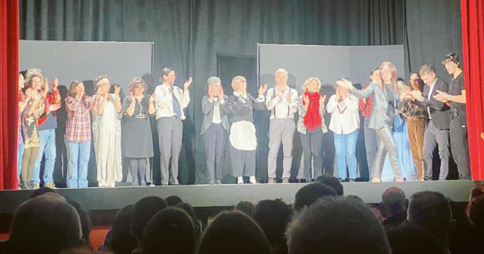 Applausi per i prof sul palco