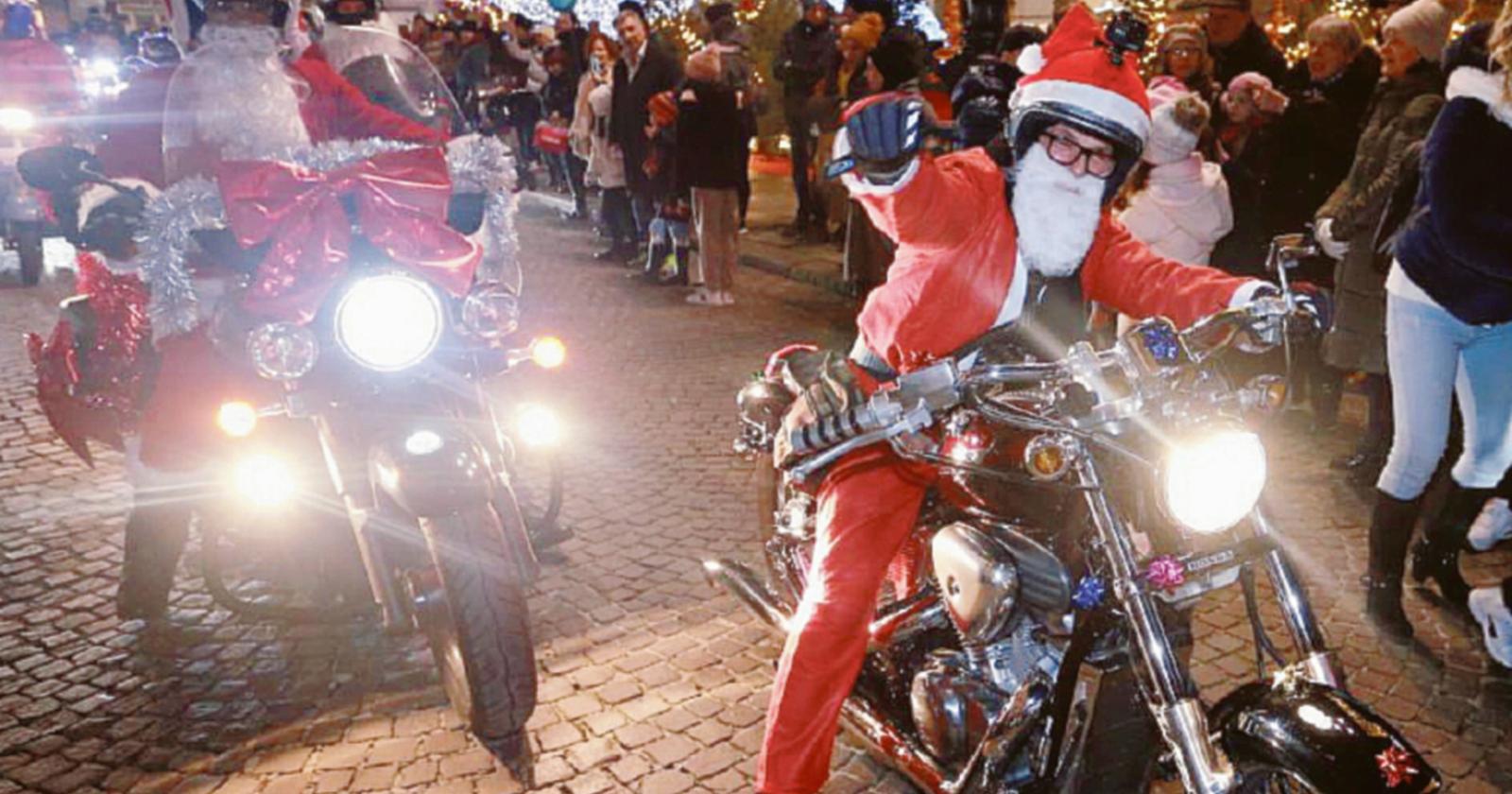 Sabato Babo Natale arriva in piazza in moto
