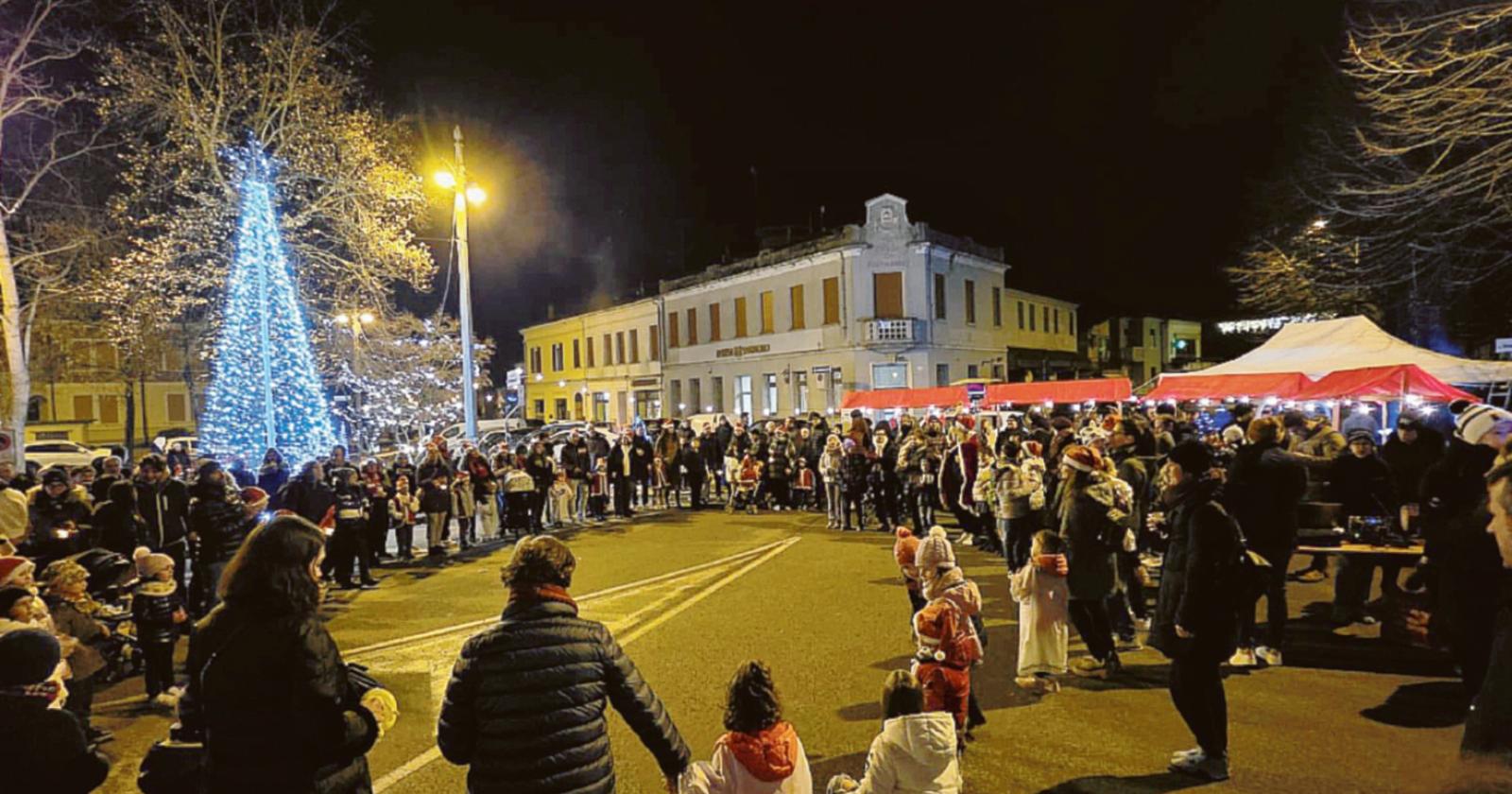 L&rsquo;accensione dell&rsquo;albero scalda le festivit&agrave; 