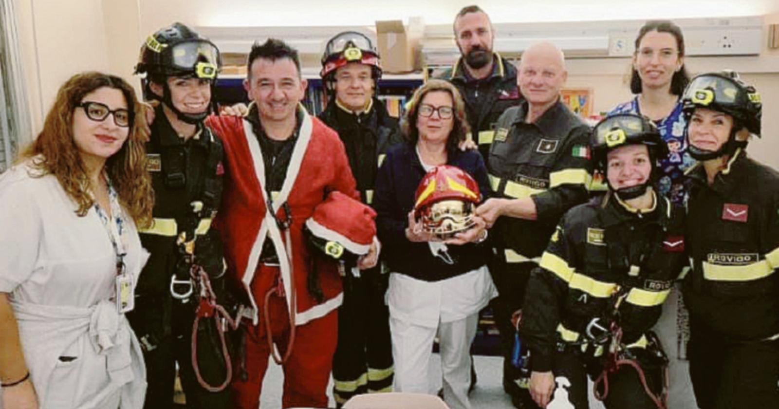Santa Claus si cala dall&rsquo;alto per i bambini