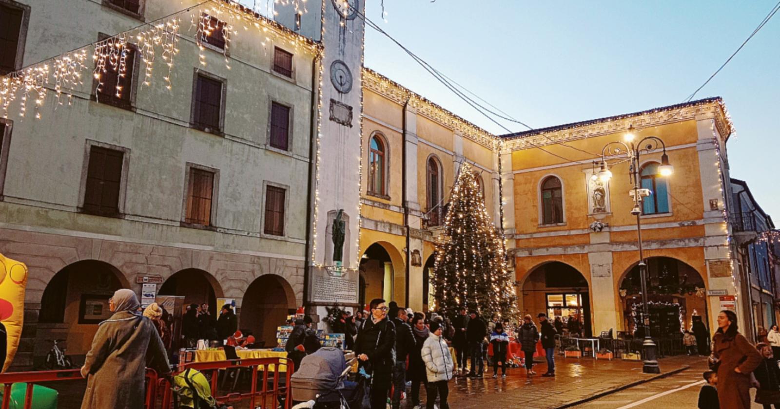 Ora il centro &egrave; addobbato a festa
