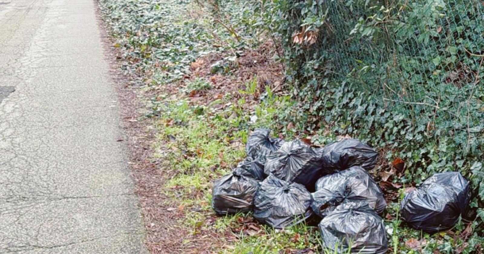 Altri 12 sacchi neri abbandonati