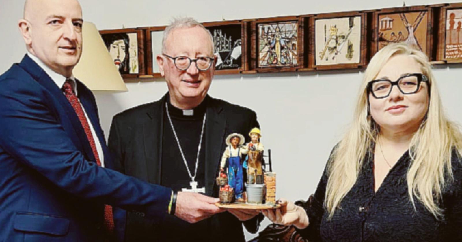 La nuova statuetta donata al vescovo