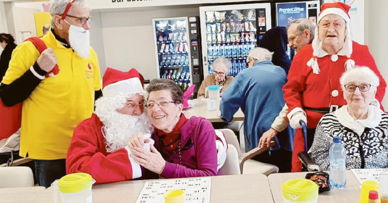 Panettoni e sorrisi per gli anziani