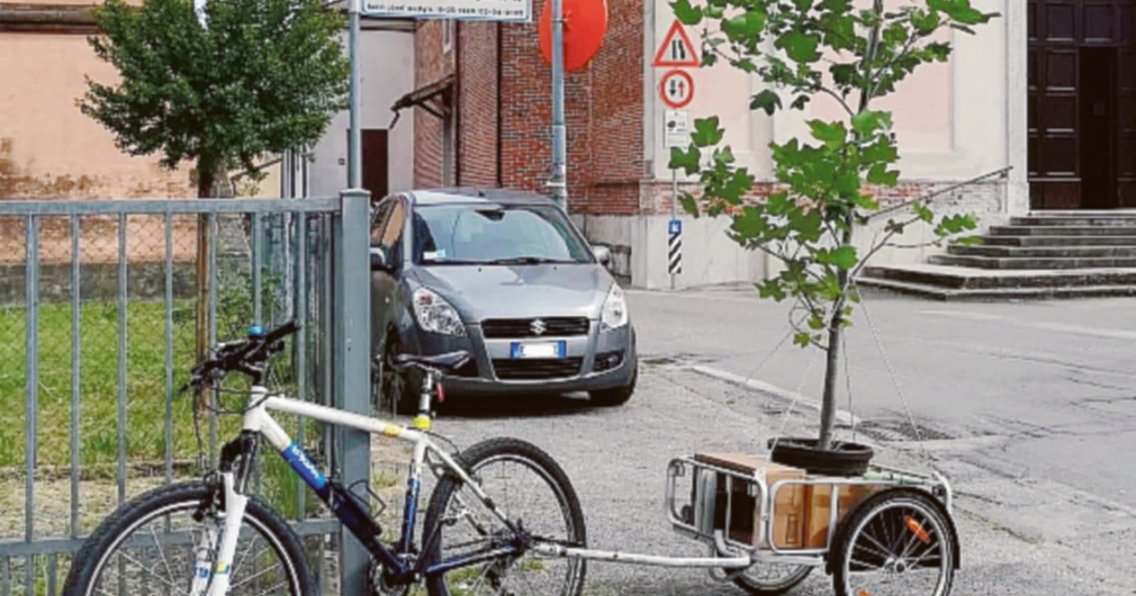 Befane in bici piantano gli alberi