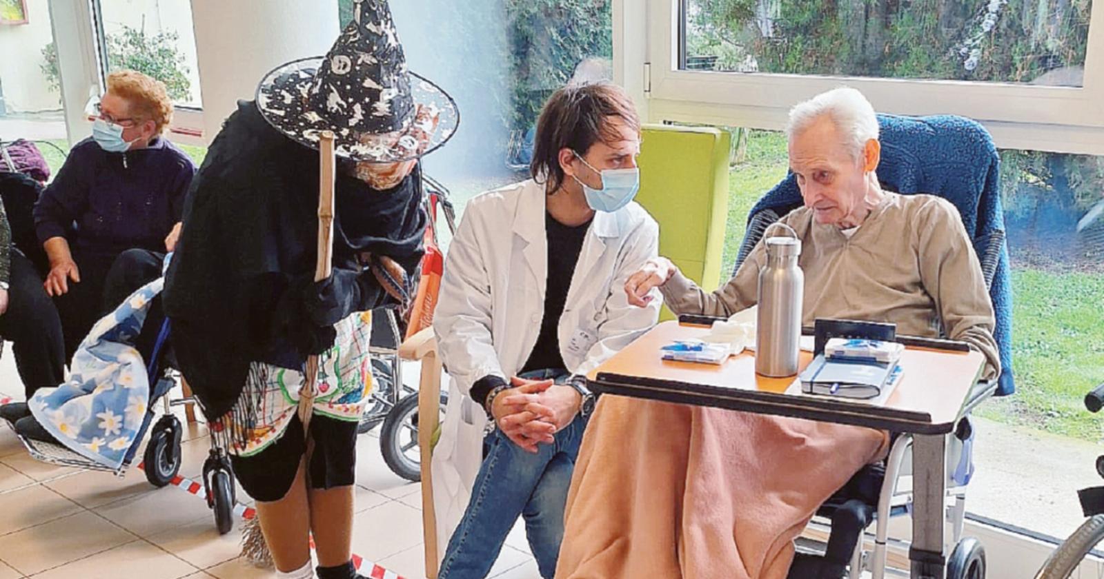 La casa di riposo si anima con ospiti e familiari