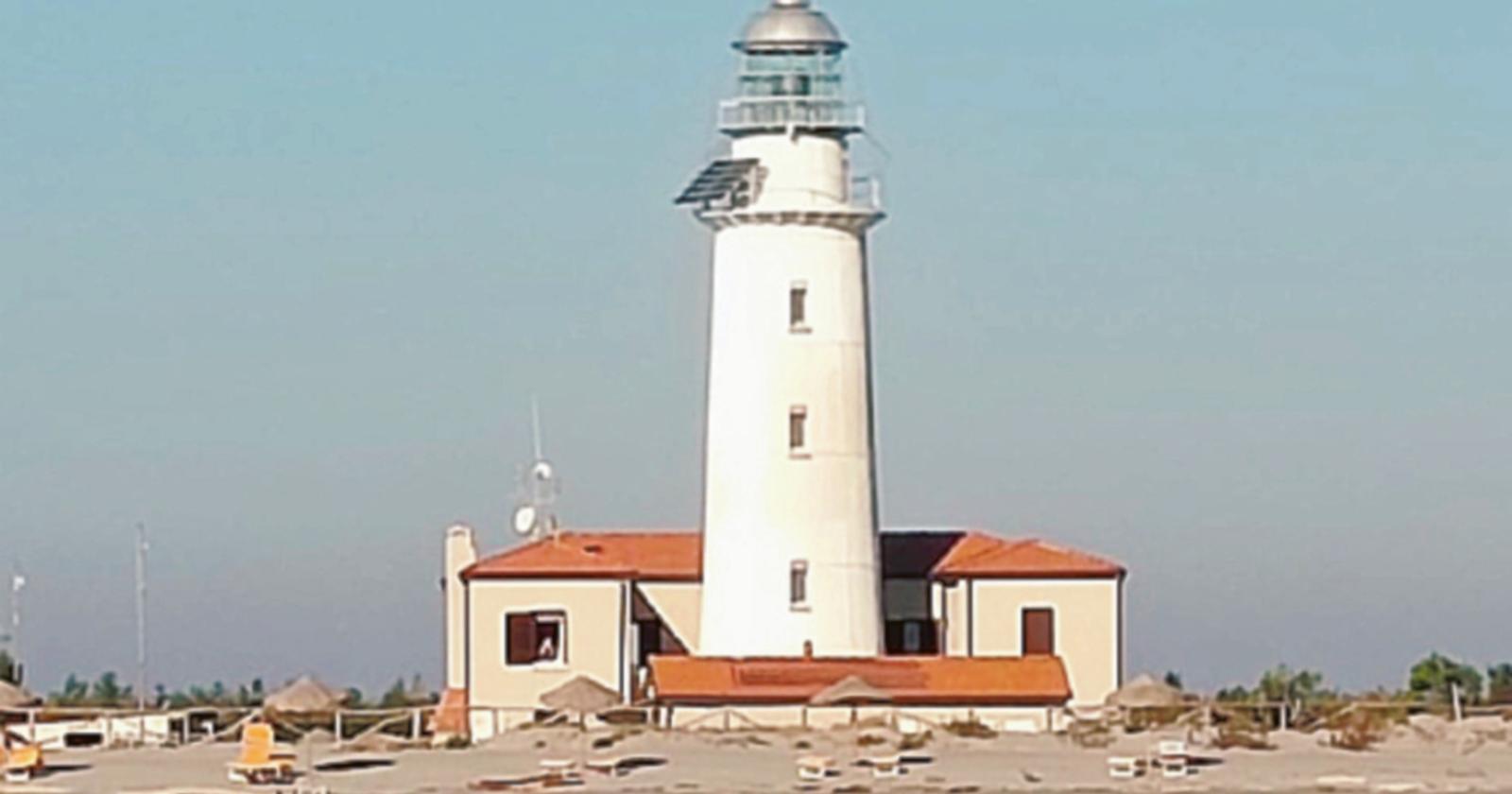 Pontile a pezzi, isola irraggiungibile