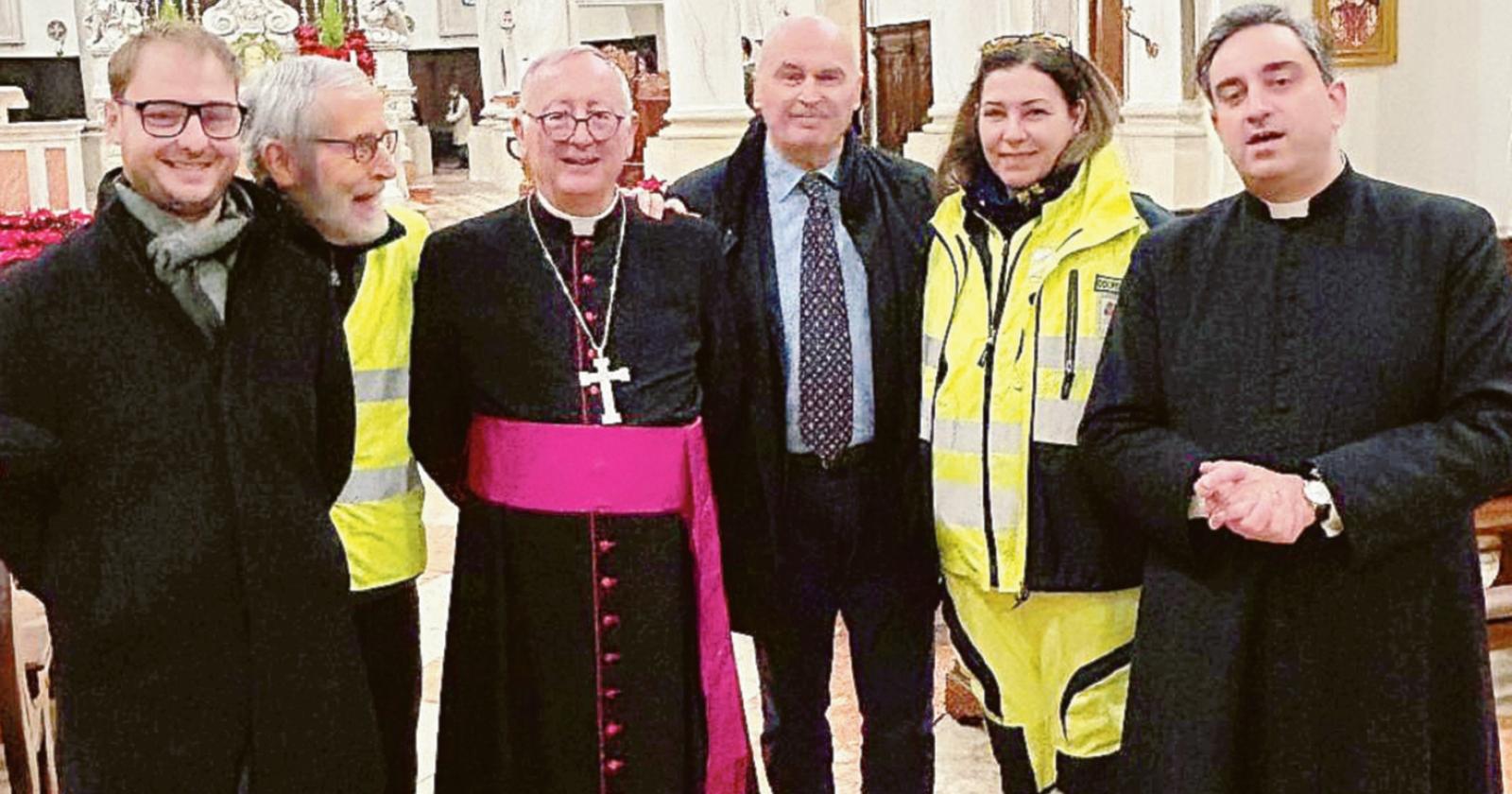 Il vescovo benedice le associazioni