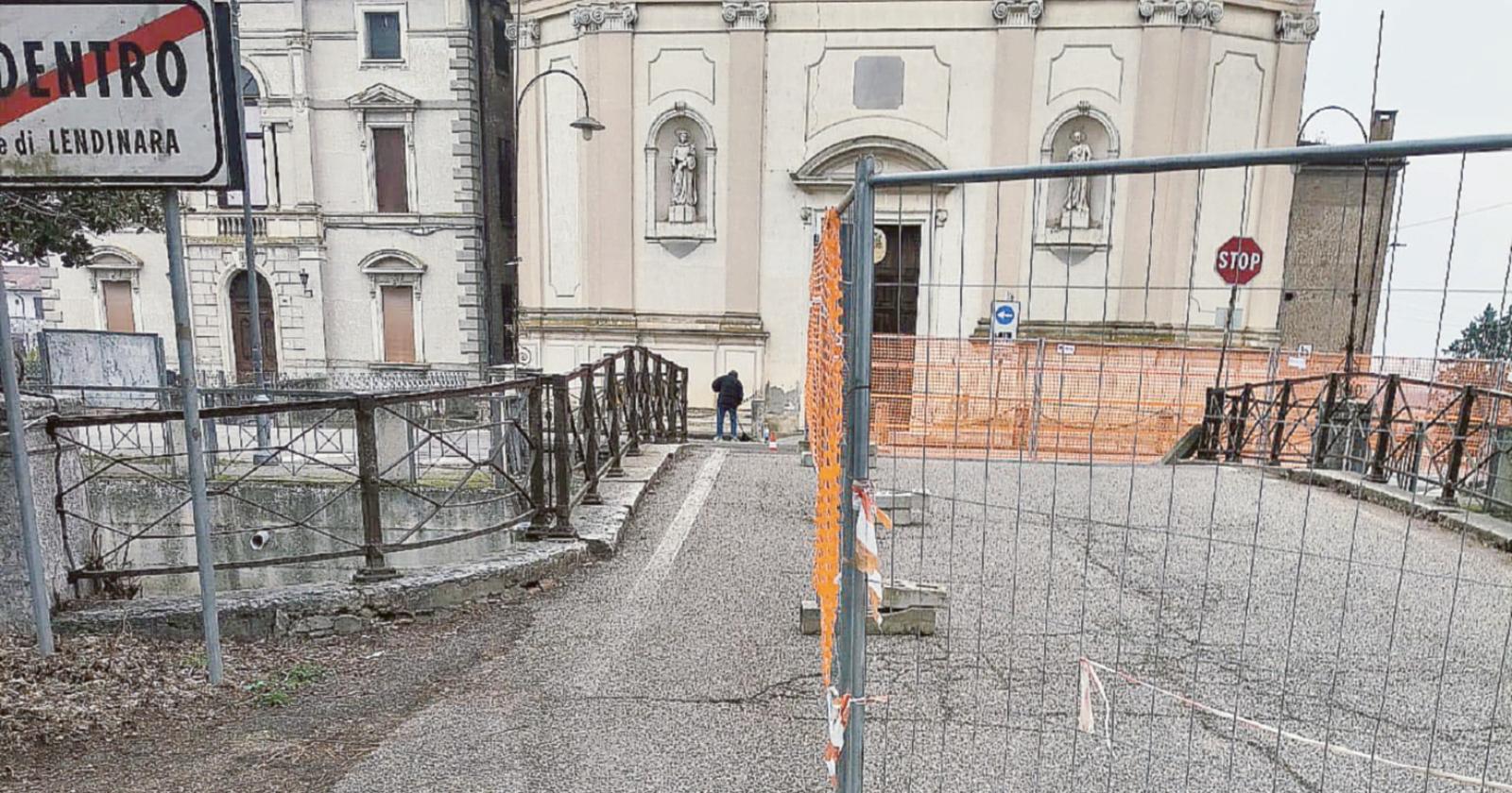 Il ponte resta aperto per i pedoni